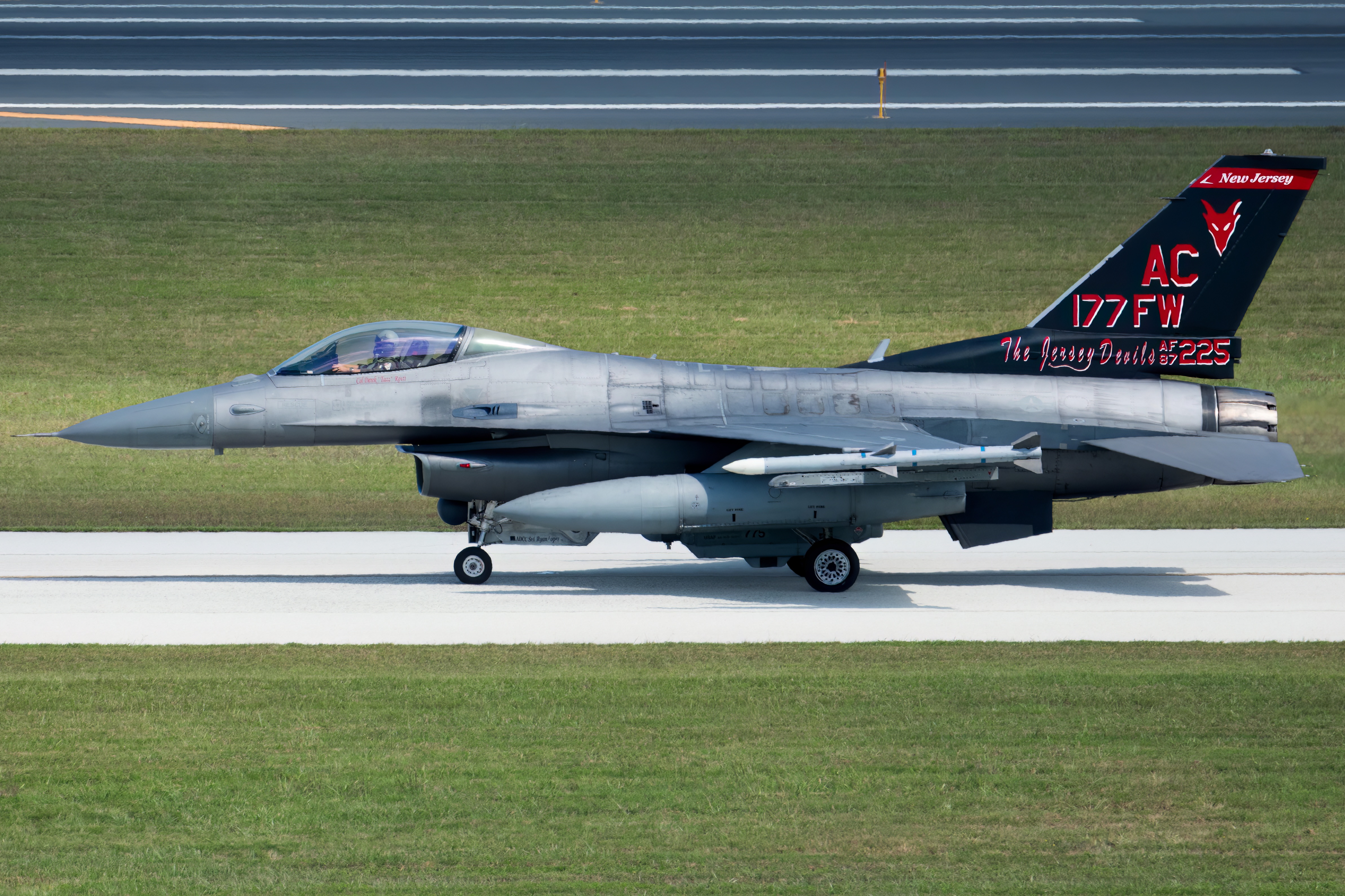 Full size: USAF - United States Air Force General Dynamics F-16 Fighting Falcon 87-0225 at Atlantic City International Airport