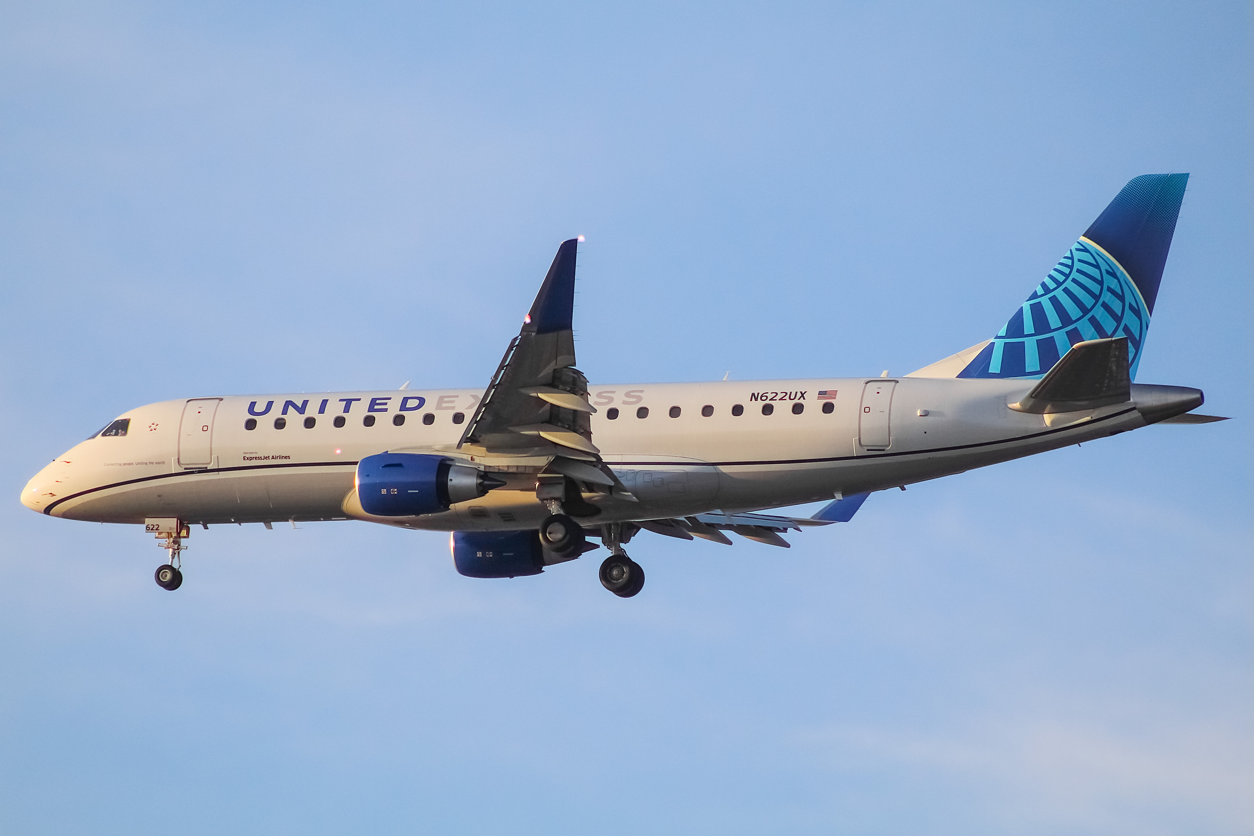 Full size: United Express Embraer E175 N622UX at Chicago O'Hare International Airport