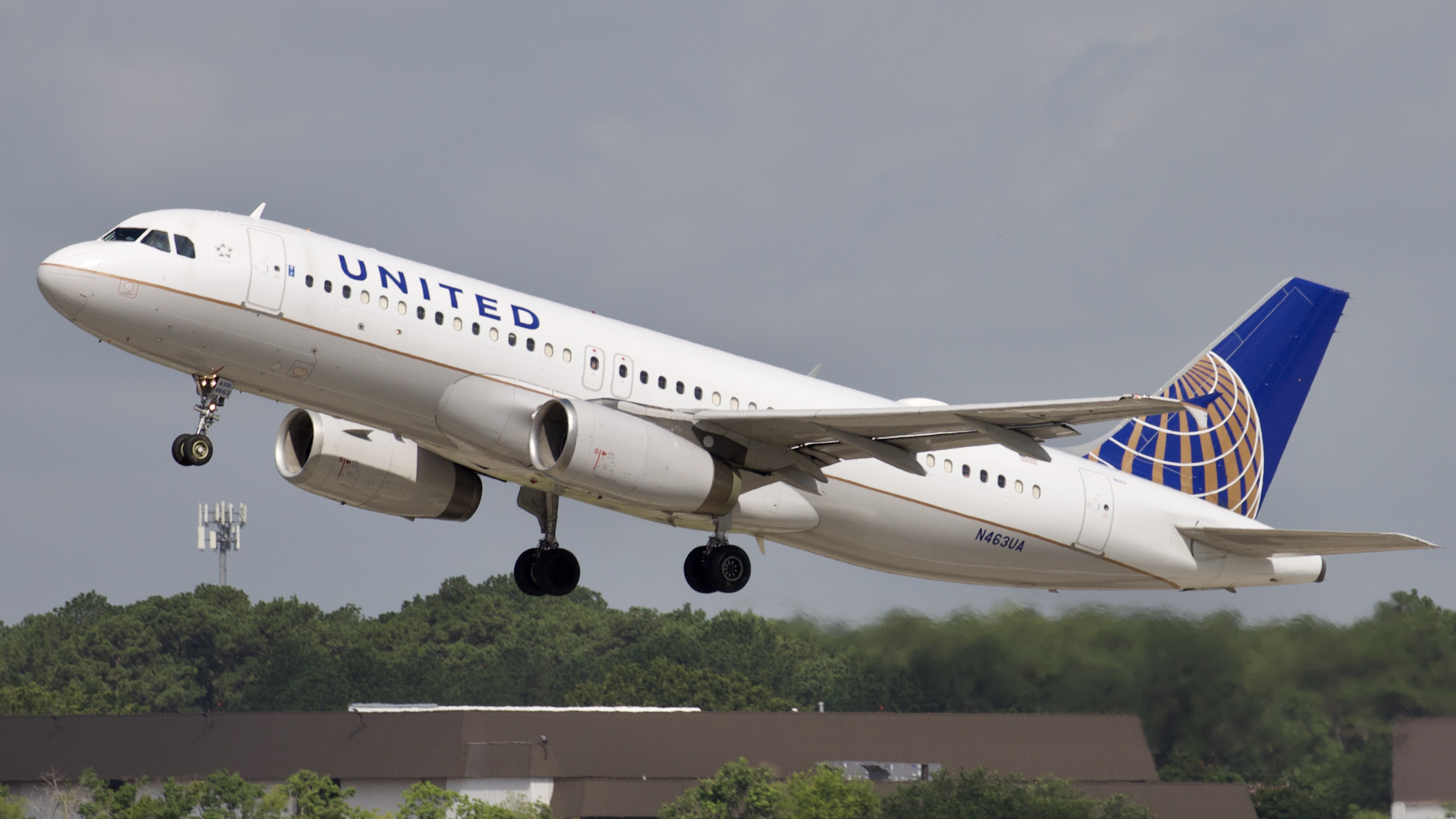 Full size: United Airlines Airbus A320 N463UA at Houston-George Bush Intercontinental Airport