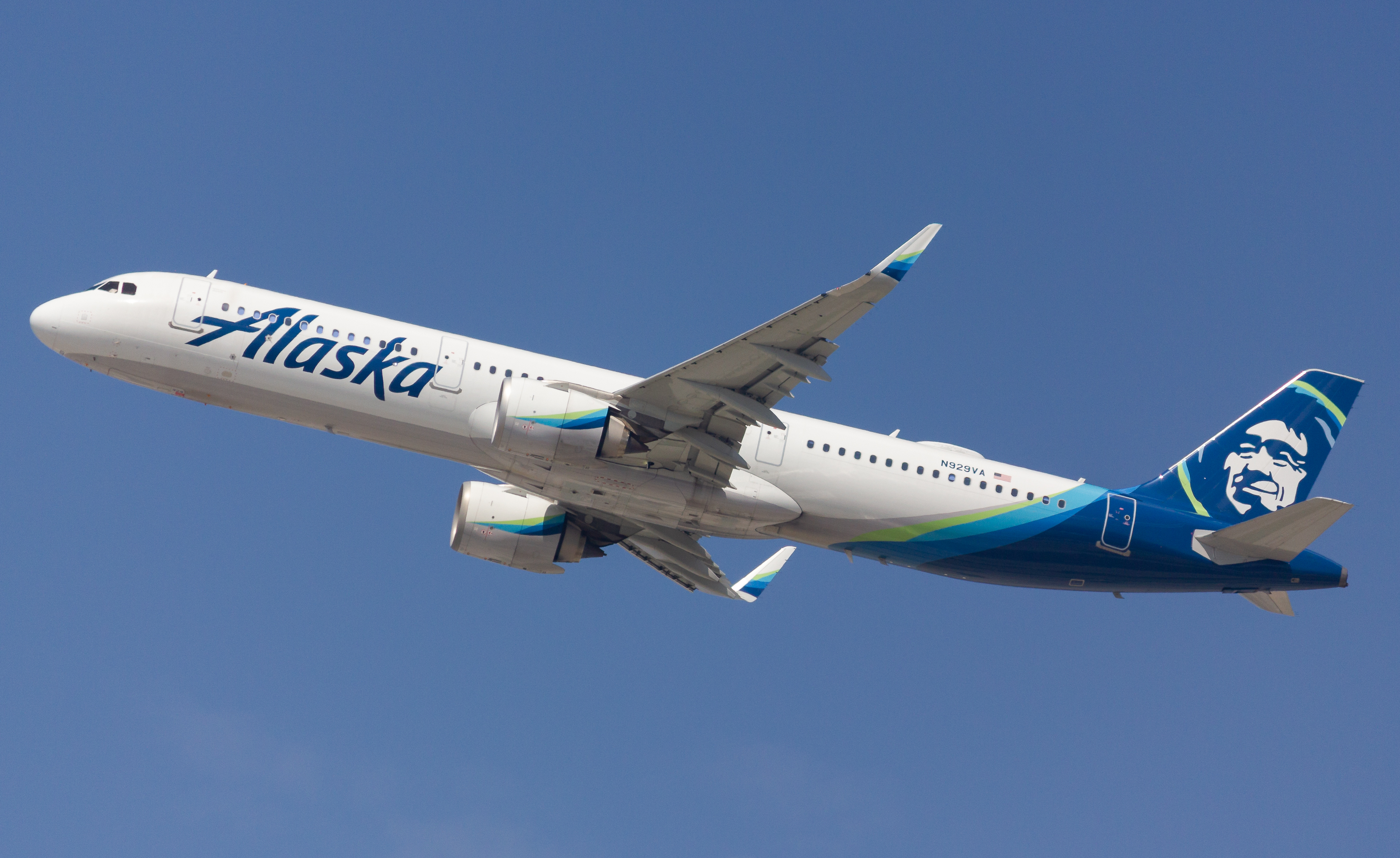 Full size: Alaska Airlines Airbus A321NEO N929VA at Los Angeles International Airport