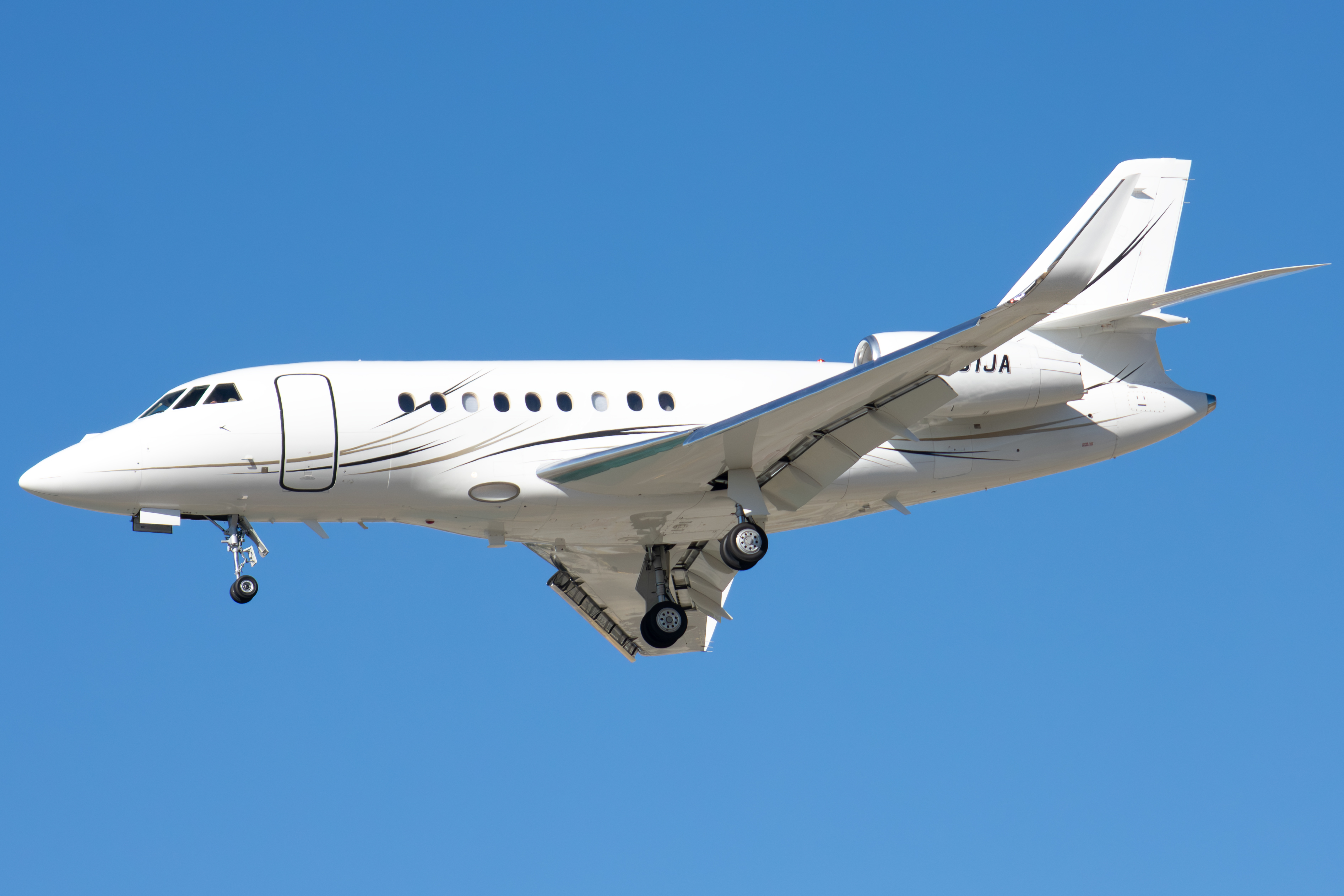 Full size: PRIVATE Dassault Falcon 2000DX N431JA at Norman Y Mineta San Jose International Airport