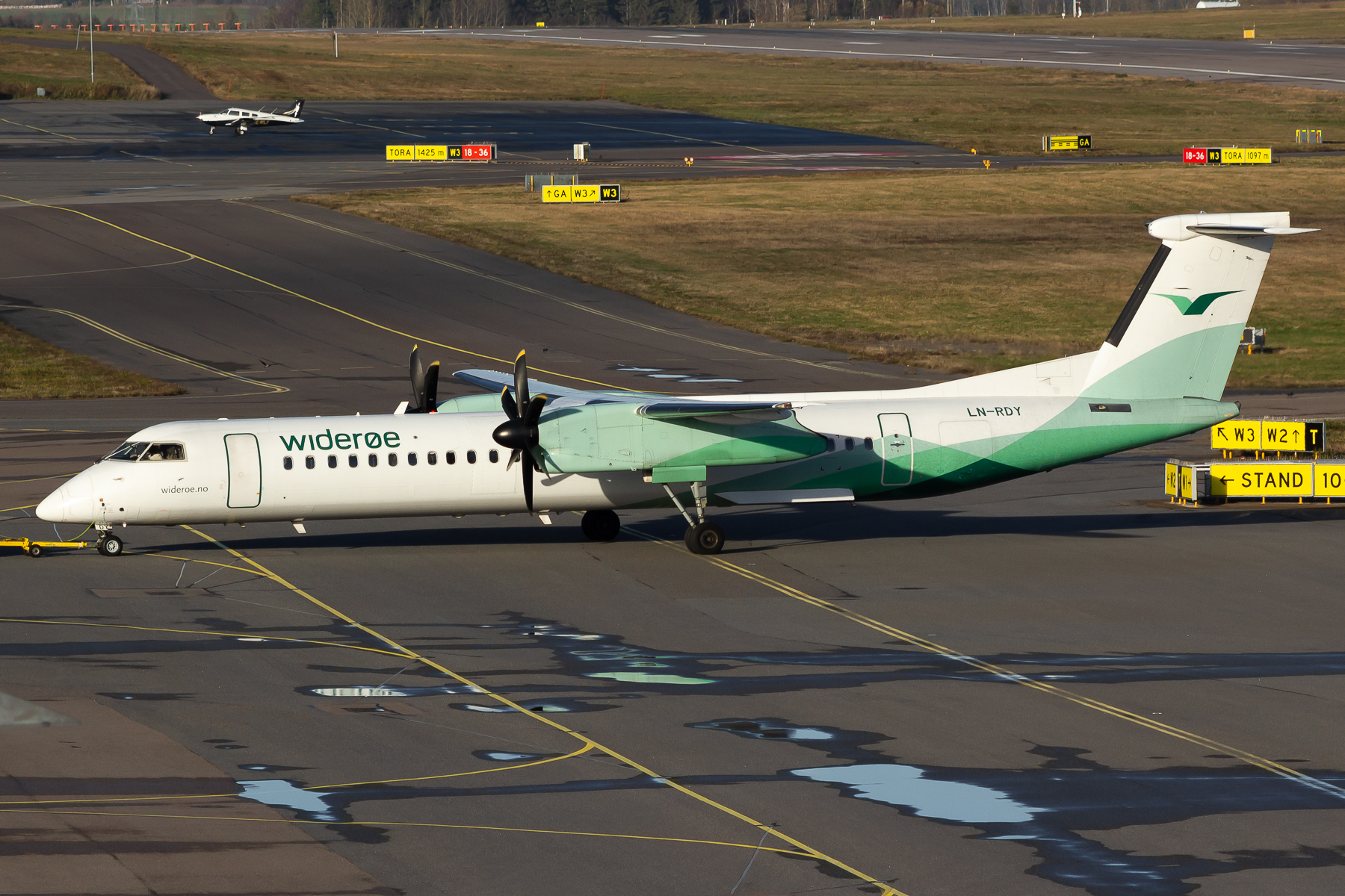 Full size: Wideroe De Havilland Dash-8 q400 LN-RDY at Oslo Sandefjord Airport