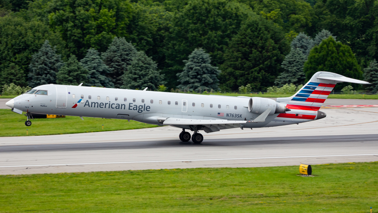 Full size: American Eagle Mitsubishi CRJ-700 N763SK at John Glenn Columbus International Airport