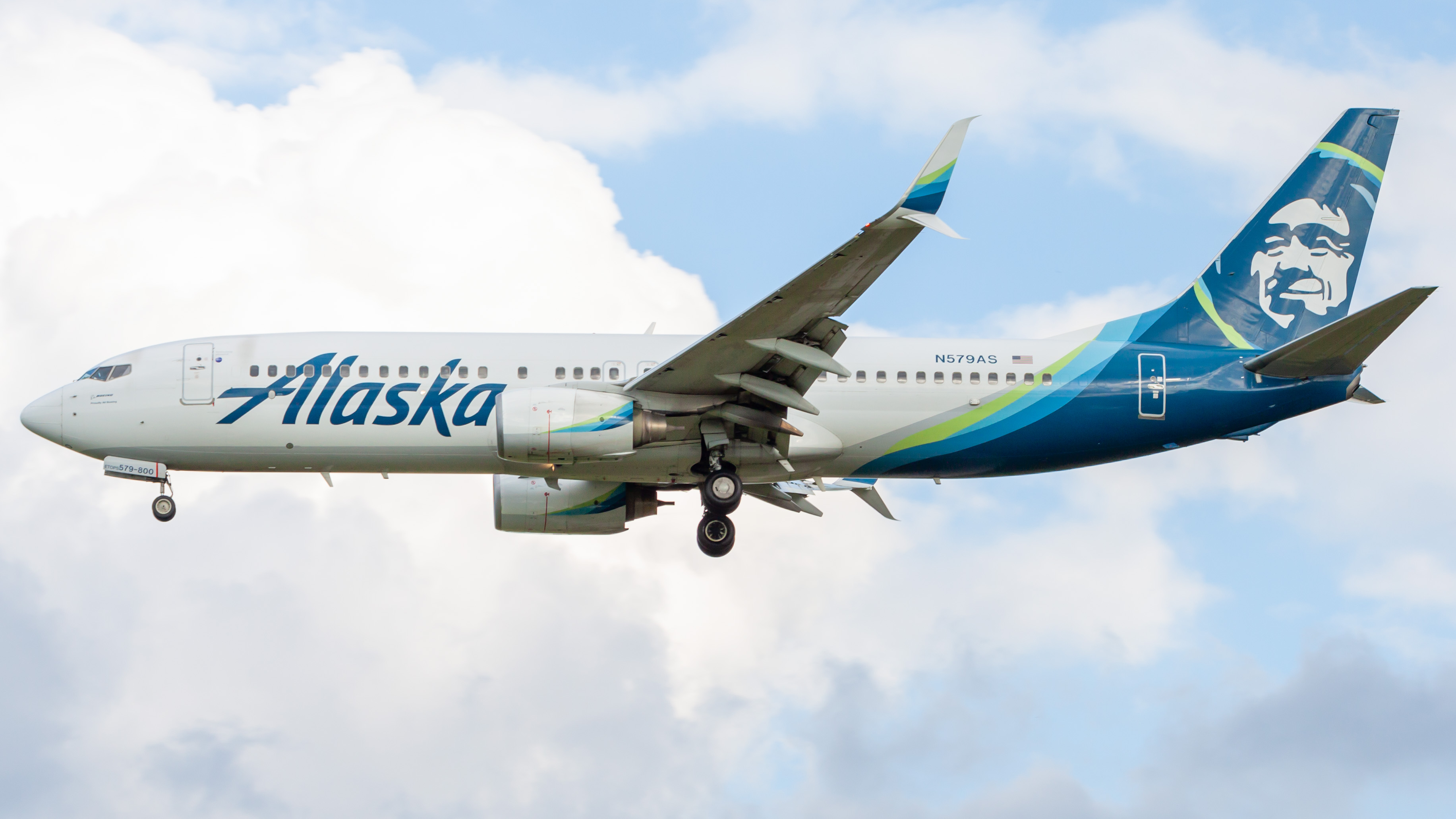 Full size: Alaska Airlines Boeing 737-800 N579AS at Orlando International Airport