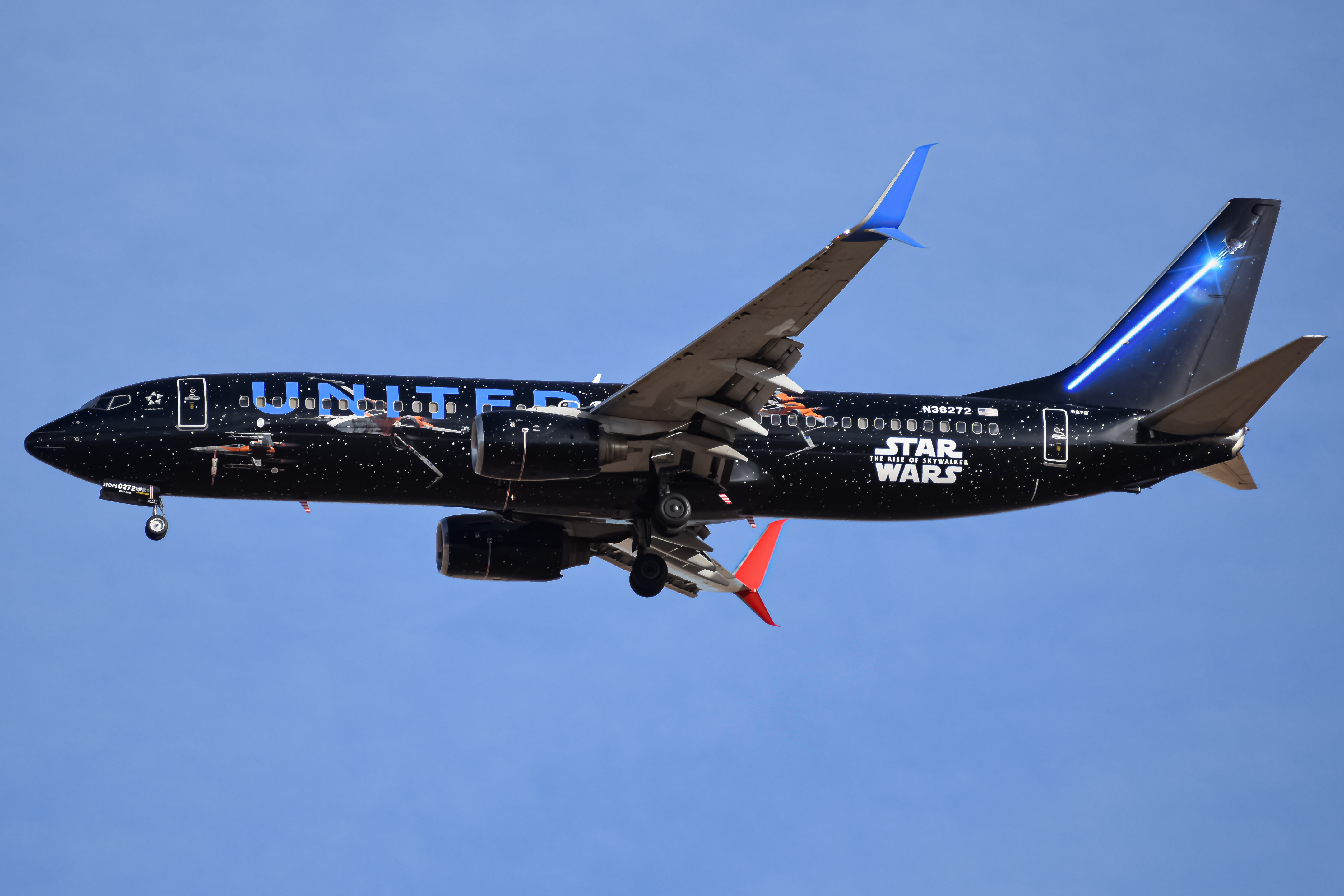 Full size: United Airlines Boeing 737-800 N36272 at Denver International Airport