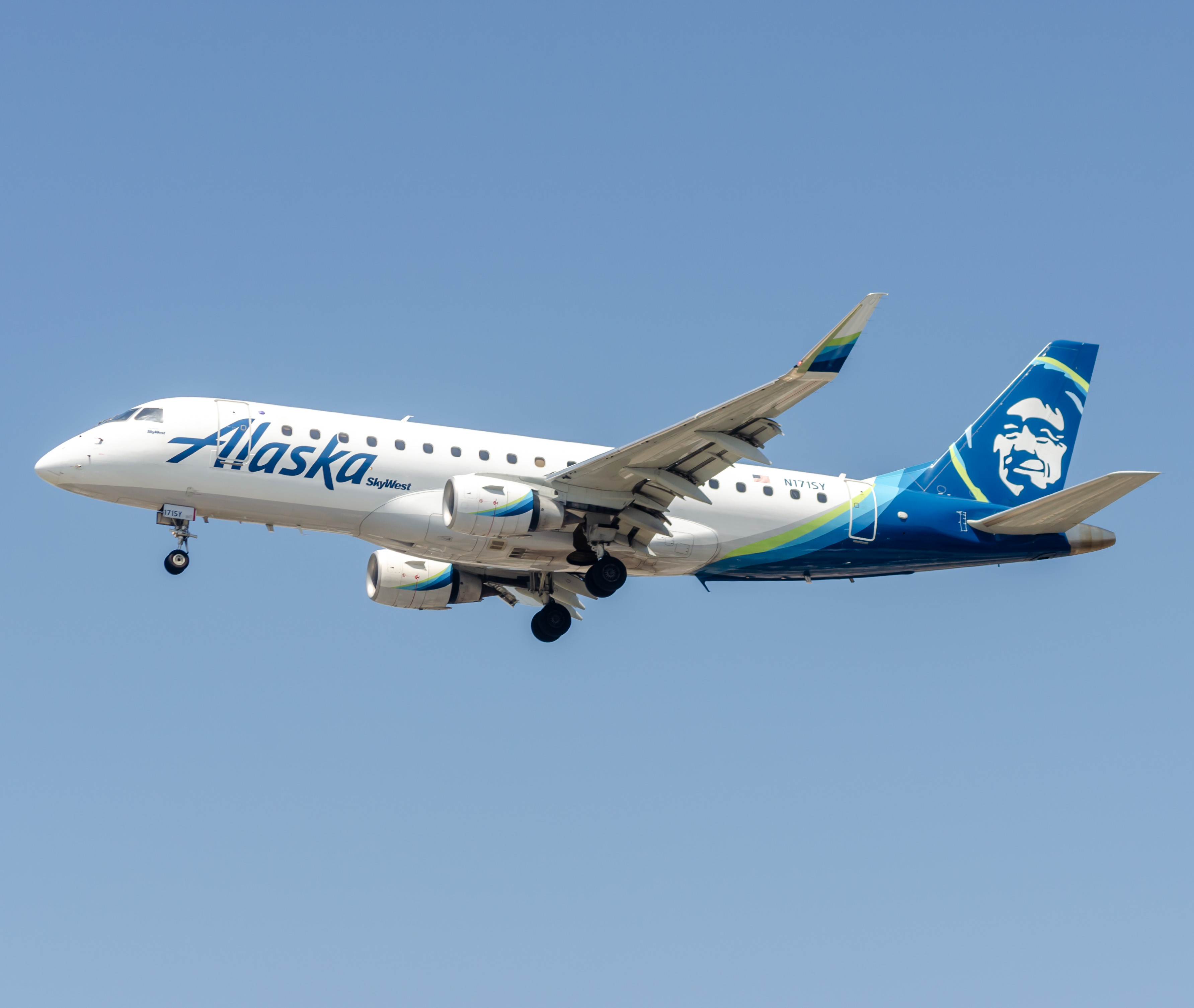Full size: SkyWest Airlines Embraer E175 N171SY at Los Angeles International Airport