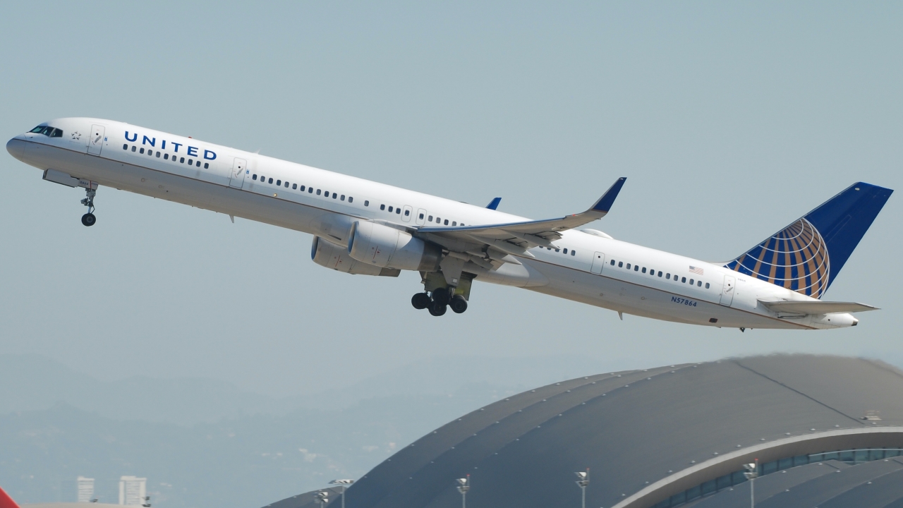 Full size: United Airlines  Boeing 757-300 N57864 at Los Angeles International Airport