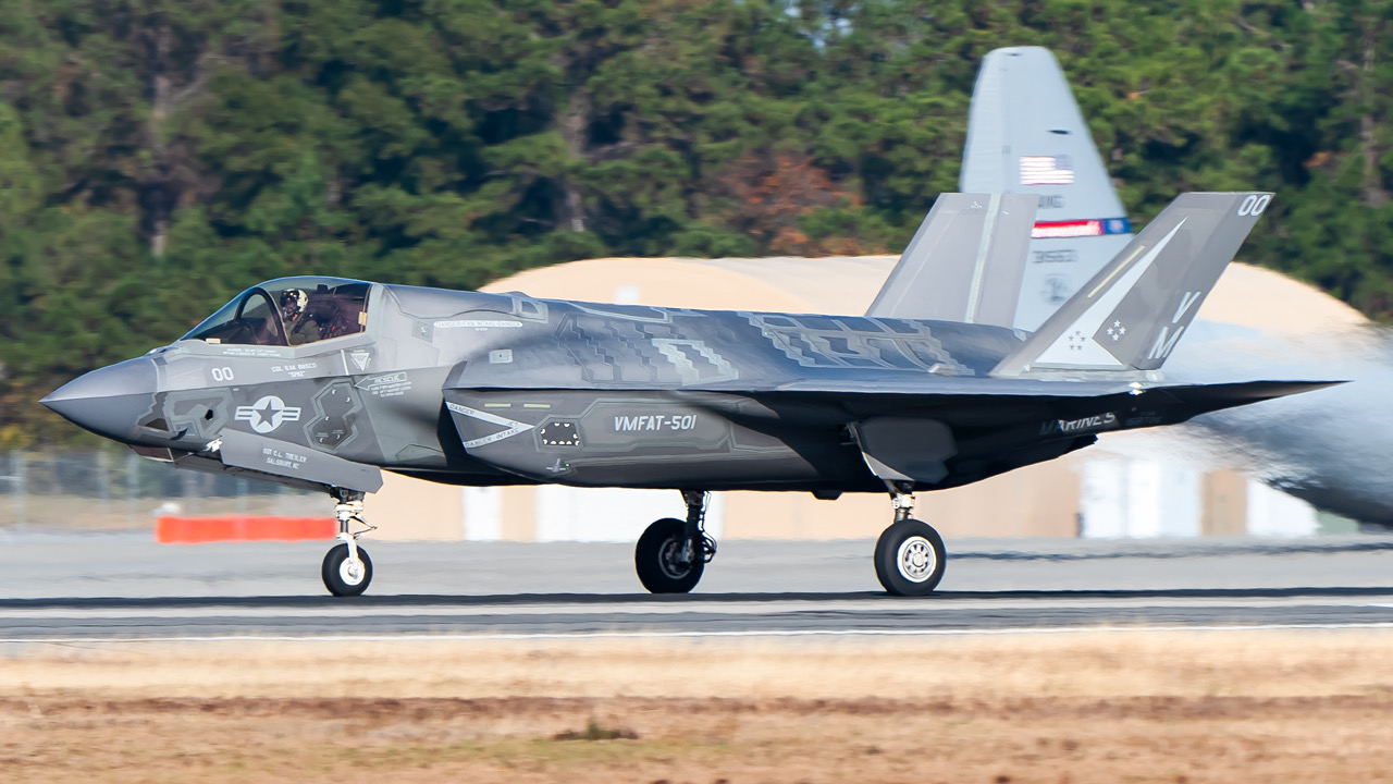 Full size: USMC Lockheed Martin F-35 Lightning 168726 at Savannah/Hilton Head International Airport