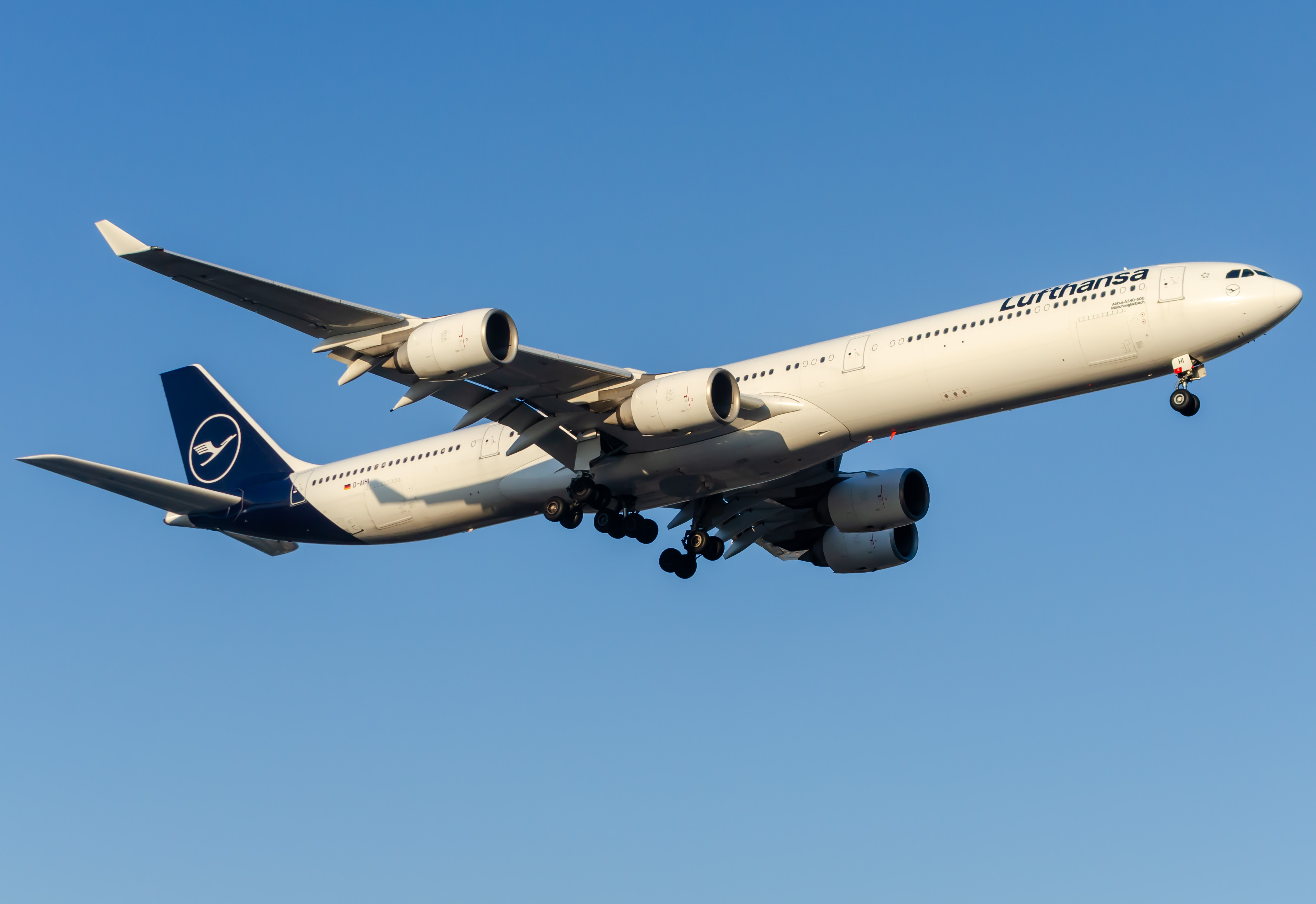 D-AIHI | Lufthansa Airbus A340-600 at EWR | AeroXplorer