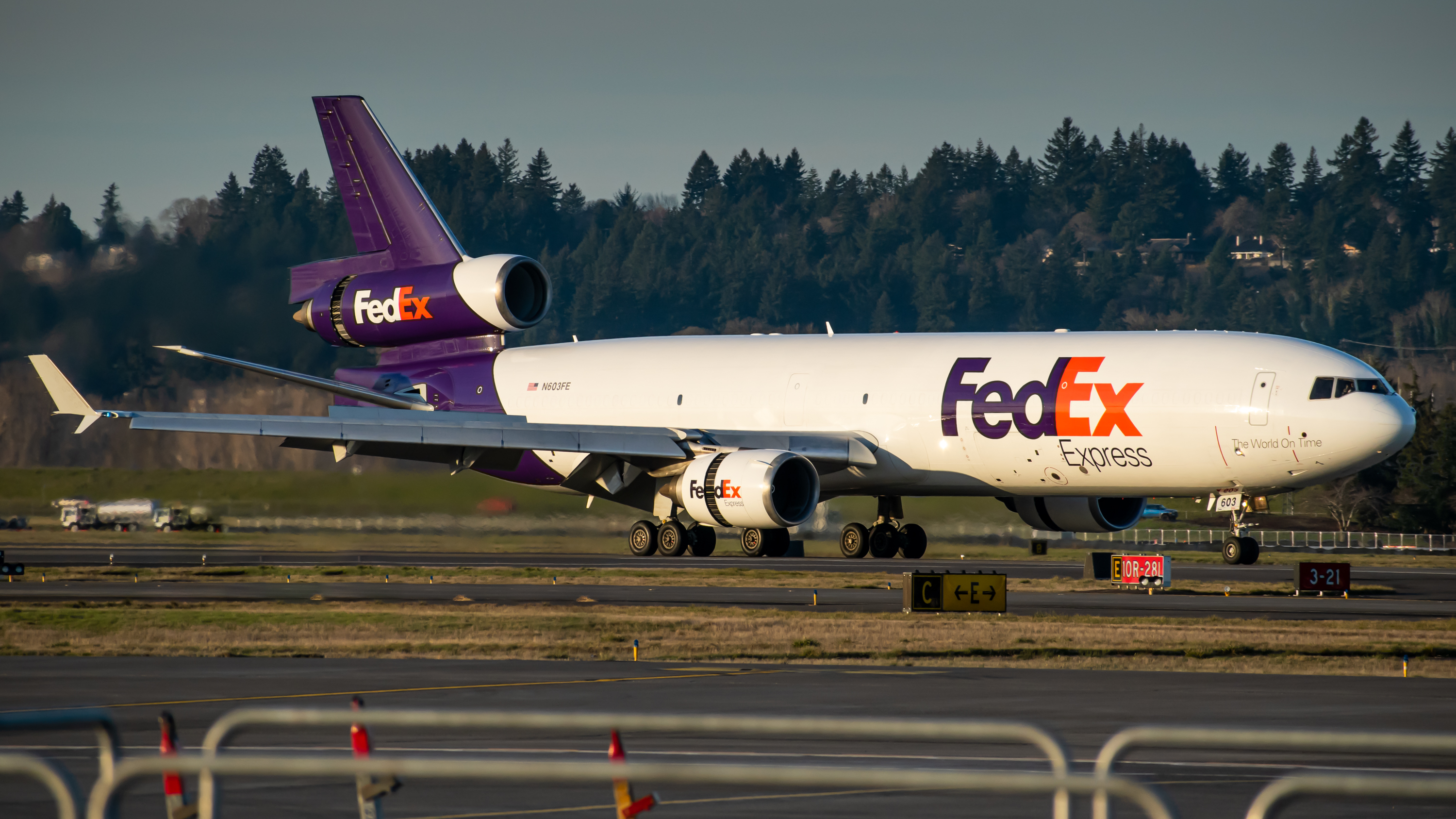 Full size: FedEx McDonnell Douglas MD-11F N603FE at Portland International Airport