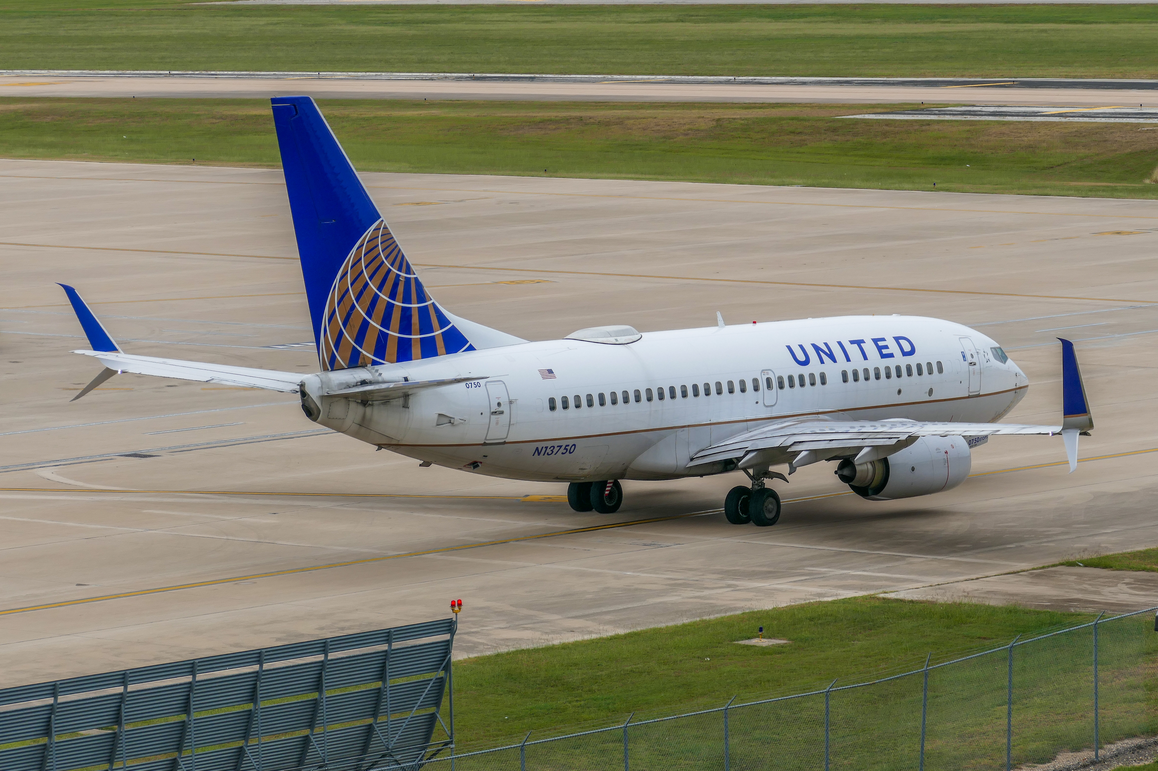 Full size: United Airlines Boeing 737-700 N13750 at Austin-Bergstrom International Airport