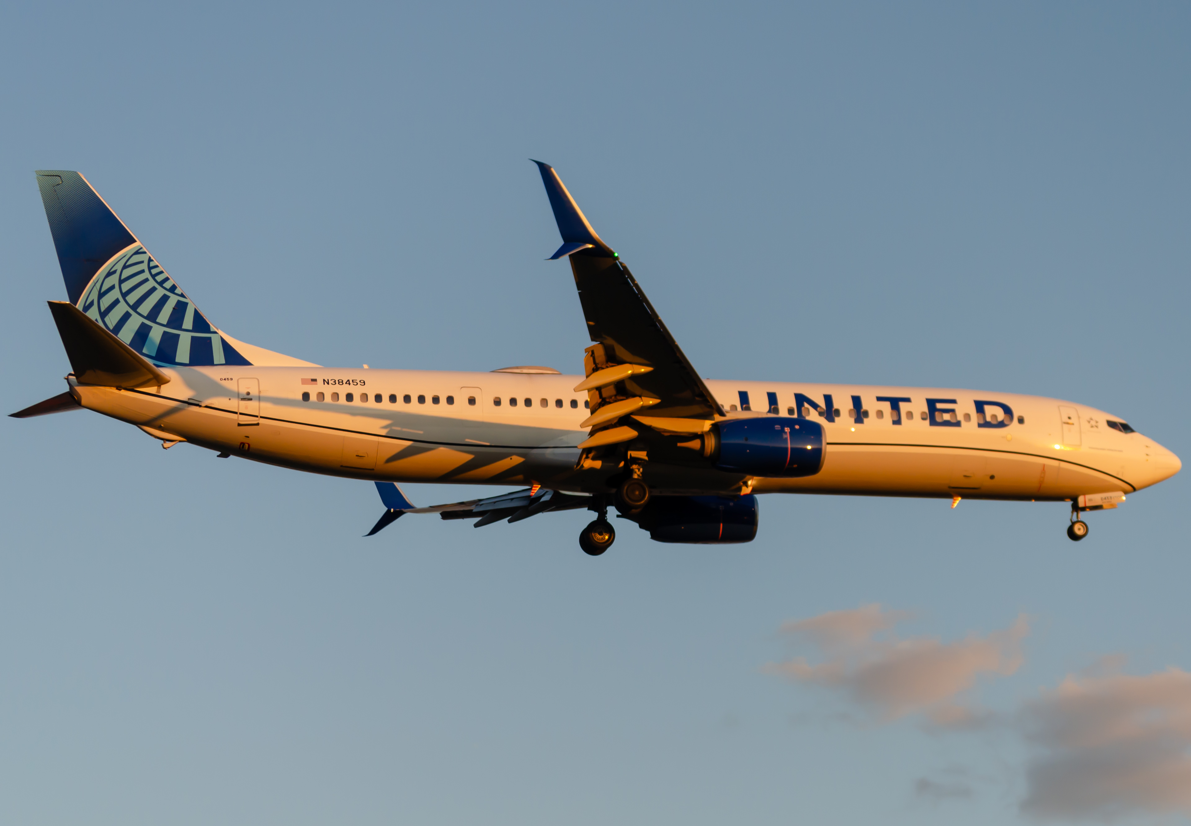 Full size: United Airlines Boeing 737-900ER N38459 at Newark Liberty International Airport
