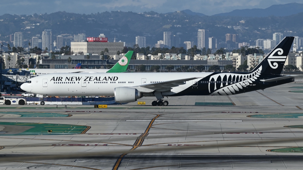 Full size: Air New Zealand Boeing 777-300ER ZK-OKP at Los Angeles International Airport