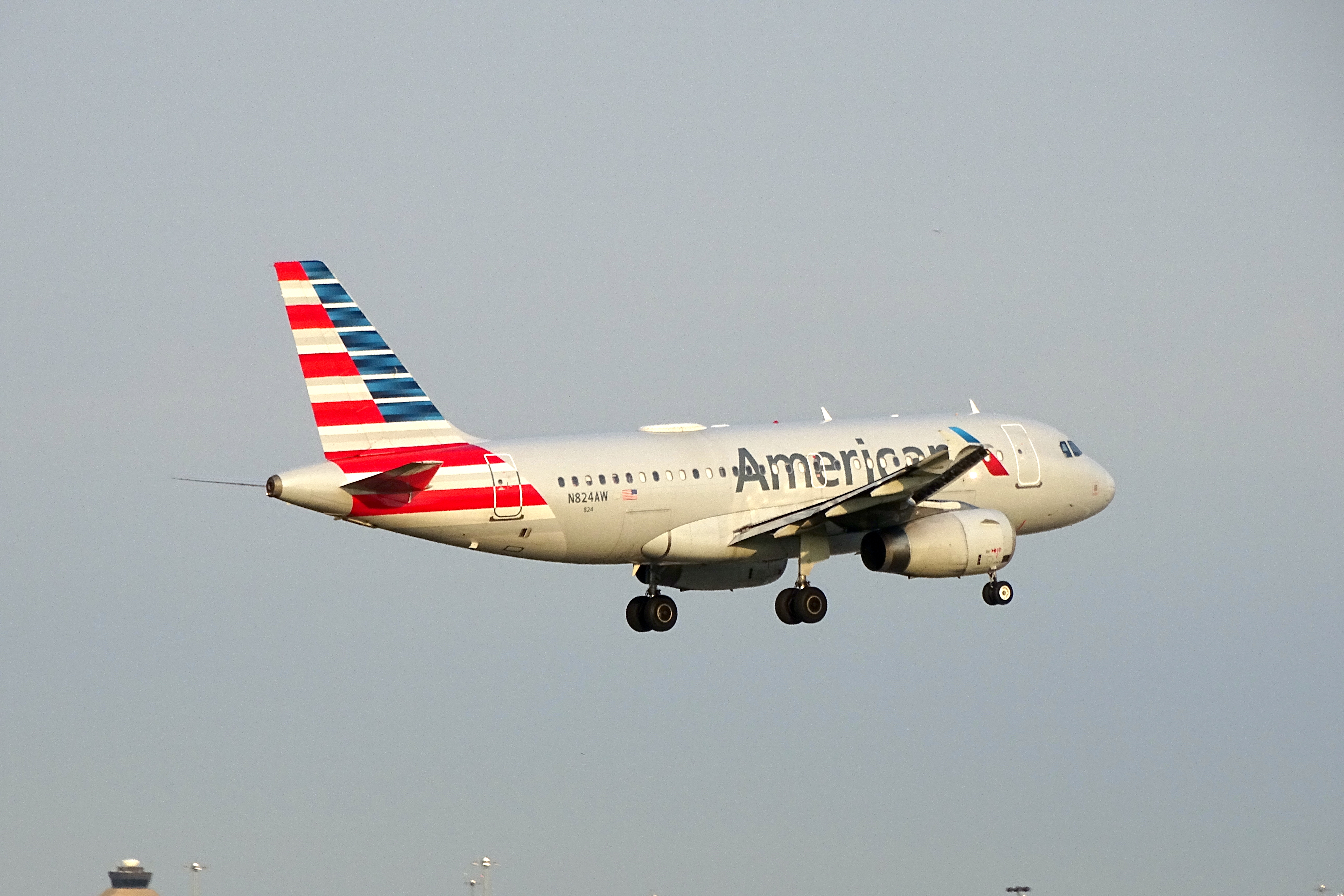 Full size: American Airlines Airbus A319 N824AW at Dallas-Fort Worth International Airport