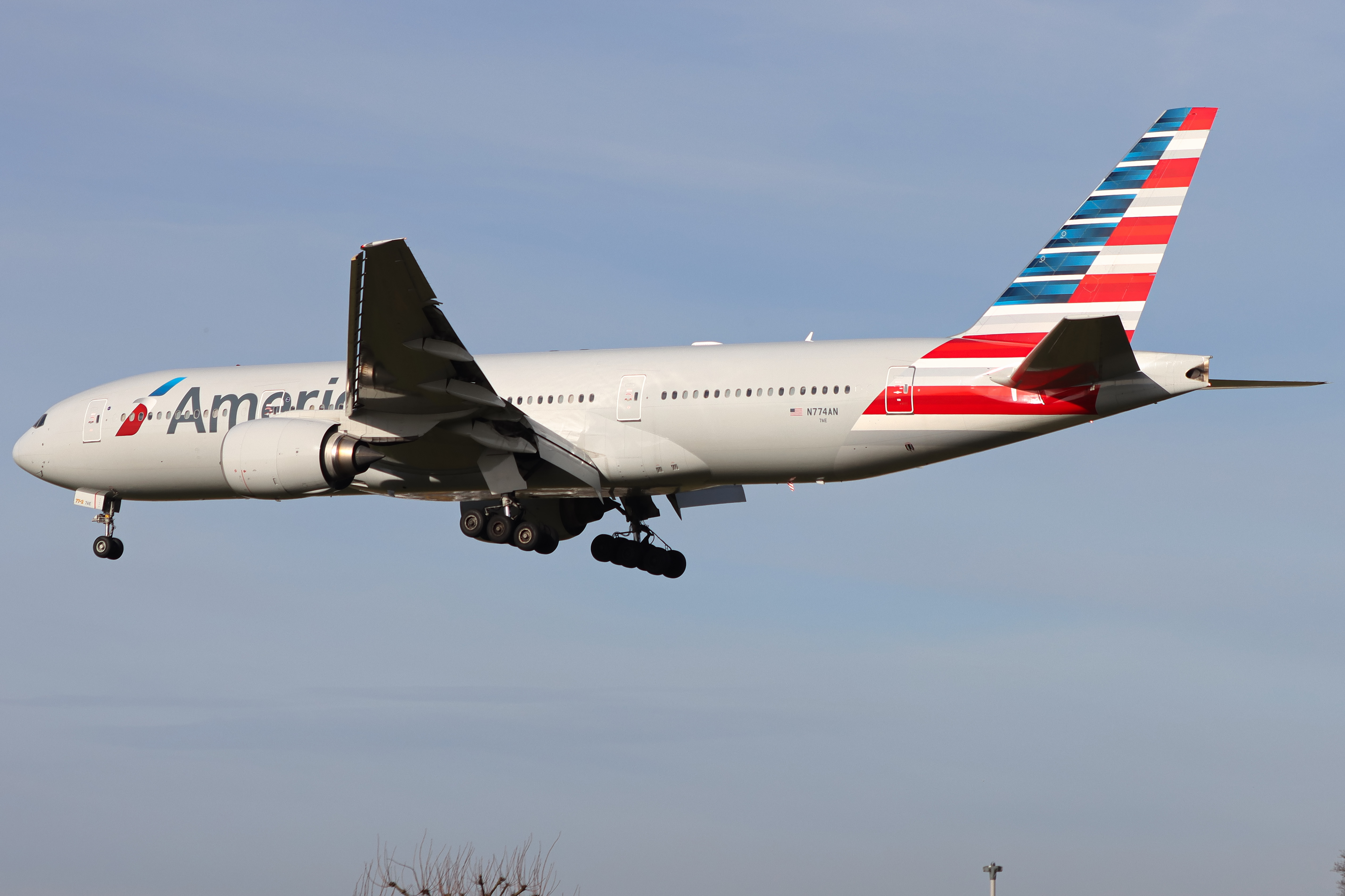 Full size: American Airlines Boeing 777-200ER N774AN at London Heathrow International Airport