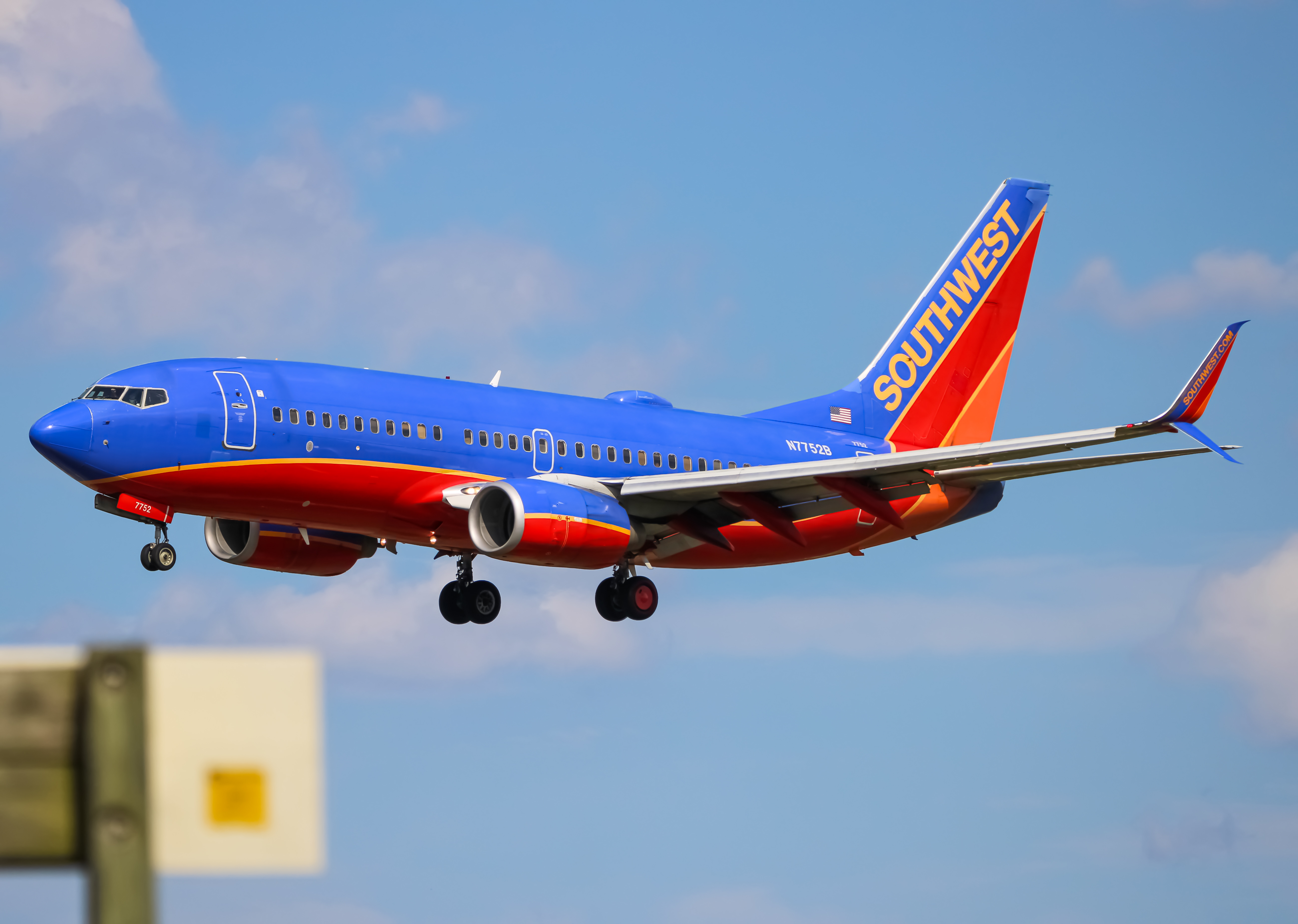 Full size: Southwest Airlines Boeing 737-700 N7752B at Baltimore/Washington International Thurgood Marshall Airport