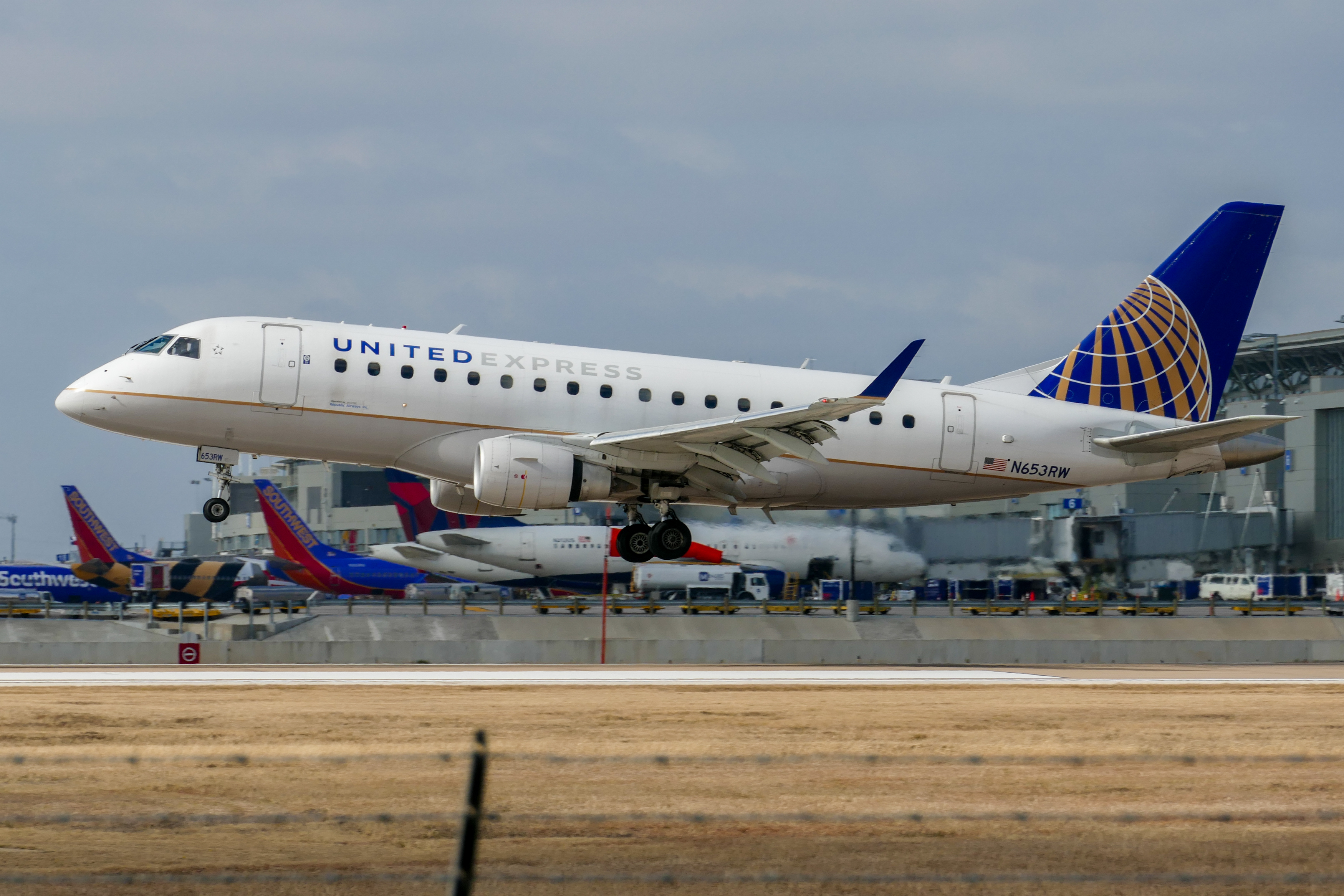 Full size: United Airlines Embraer E170 N653RW at Austin-Bergstrom International Airport