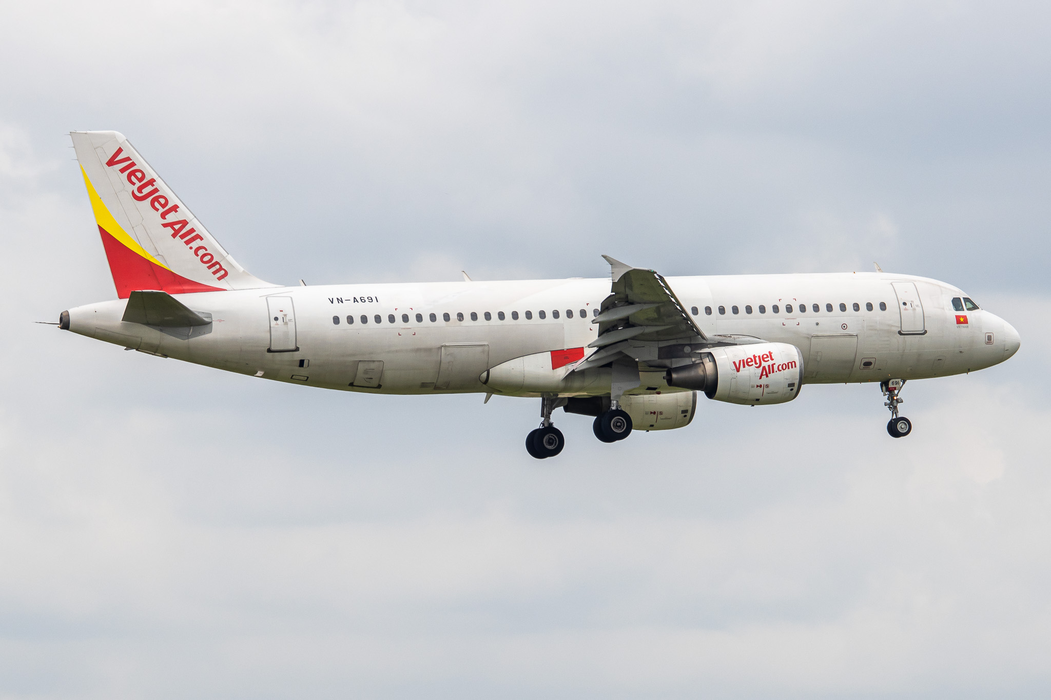 Full size: VietJet Air Airbus A320 VN-A691 at Tan Son Nhat International Airport
