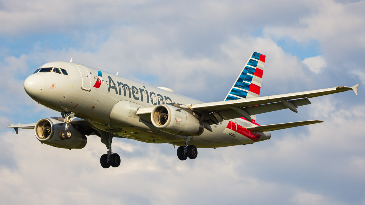 Full size: American Airlines Airbus A319 N832AW at John Glenn Columbus International Airport
