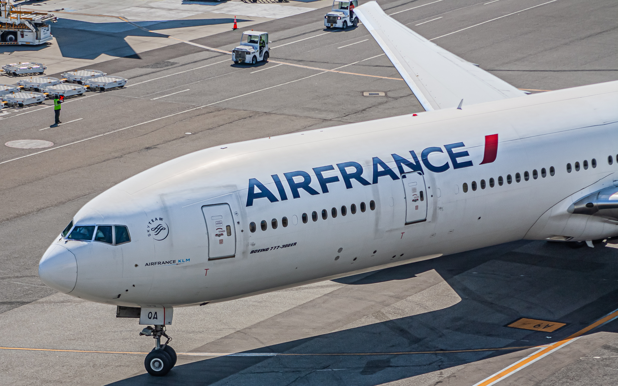 Full size: Air France Boeing 777-300ER F-GSQA at San Francisco International Airport