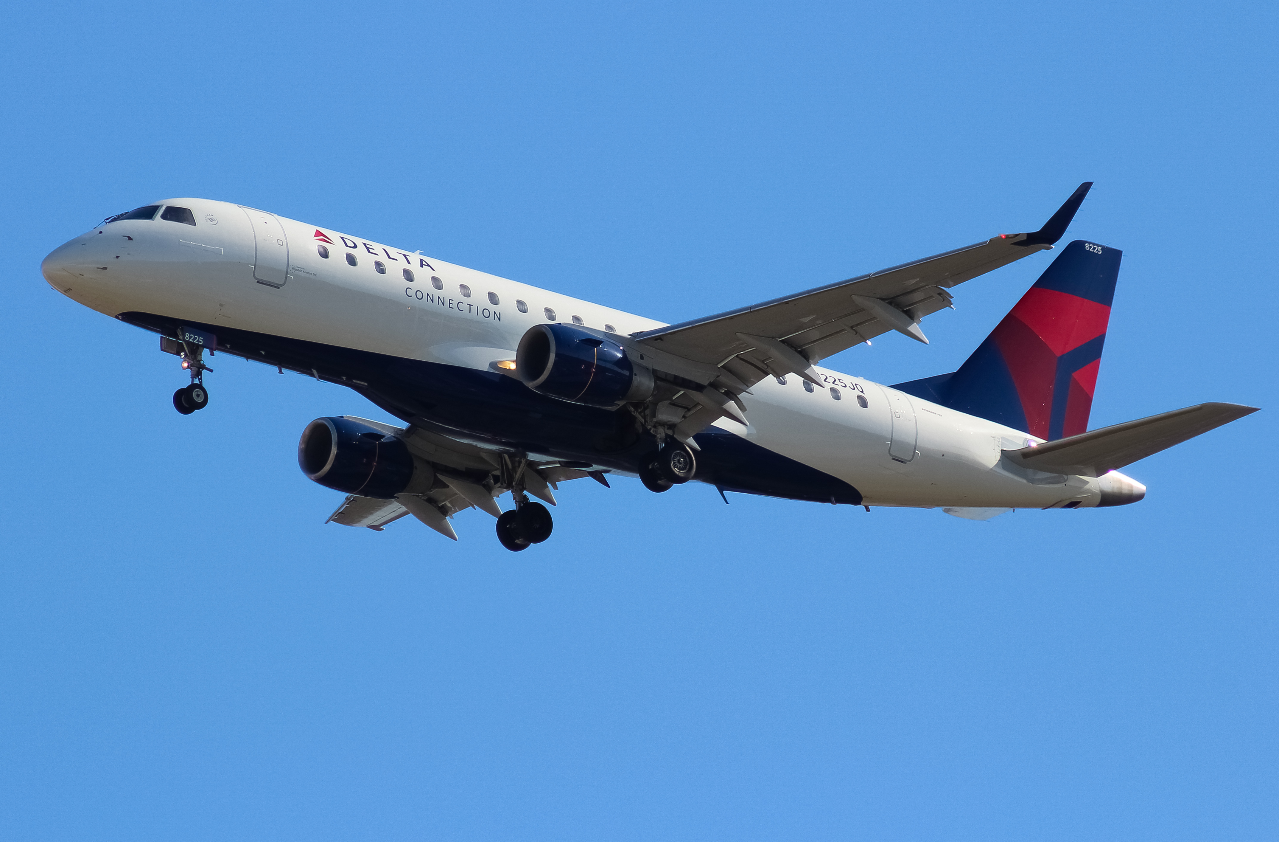 Full size: Delta Connection Embraer E175 N225JQ at Cincinnati/Northern Kentucky International Airport