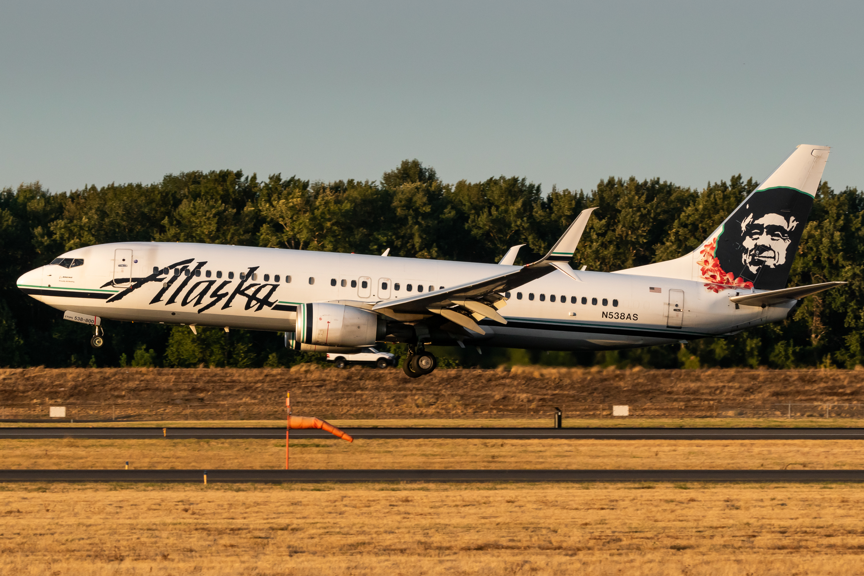 Full size: Alaska Airlines Boeing 737-800 N538AS at Portland International Airport