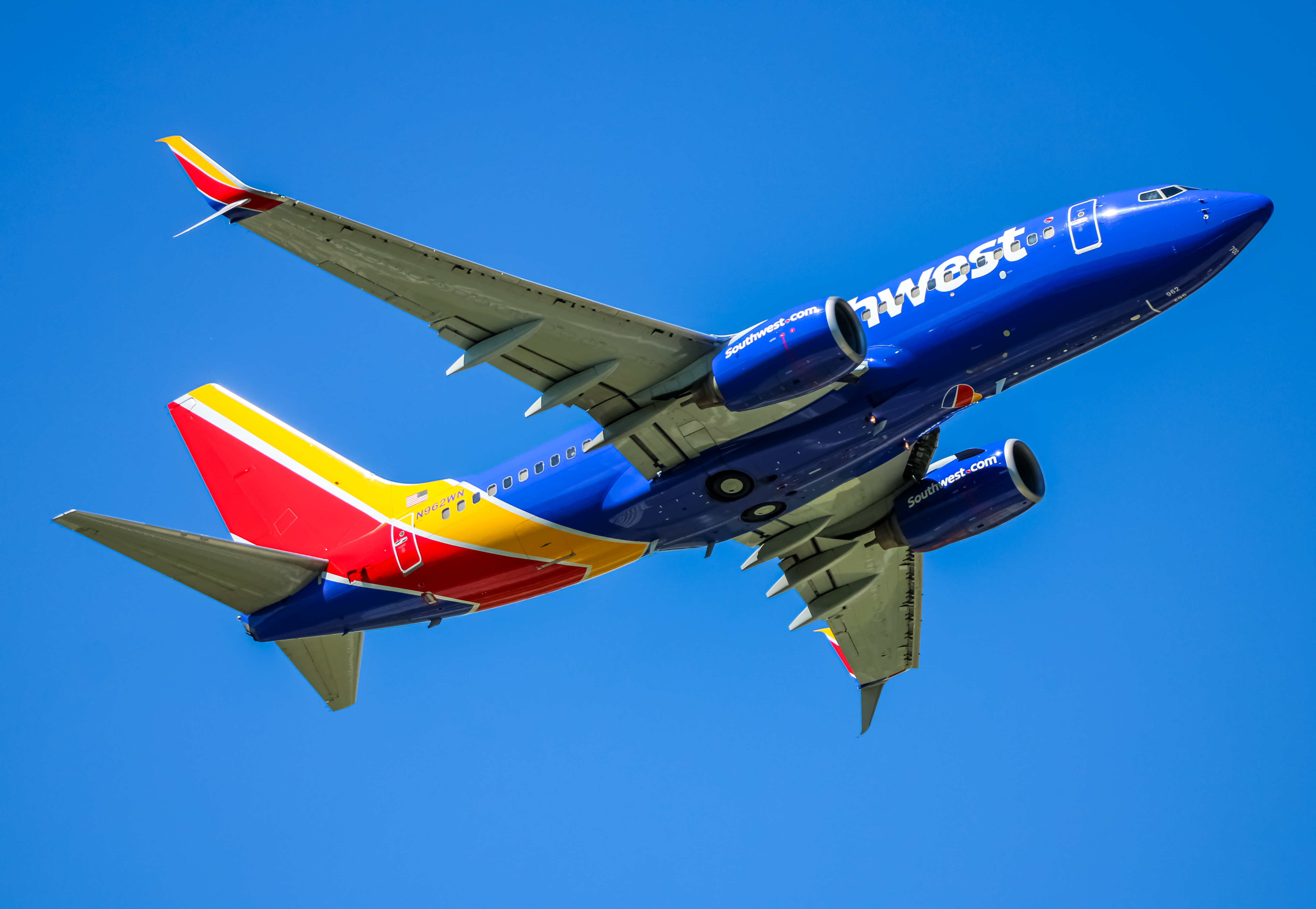 Full size: Southwest Airlines Boeing 737-700 N962WN at Baltimore/Washington International Thurgood Marshall Airport