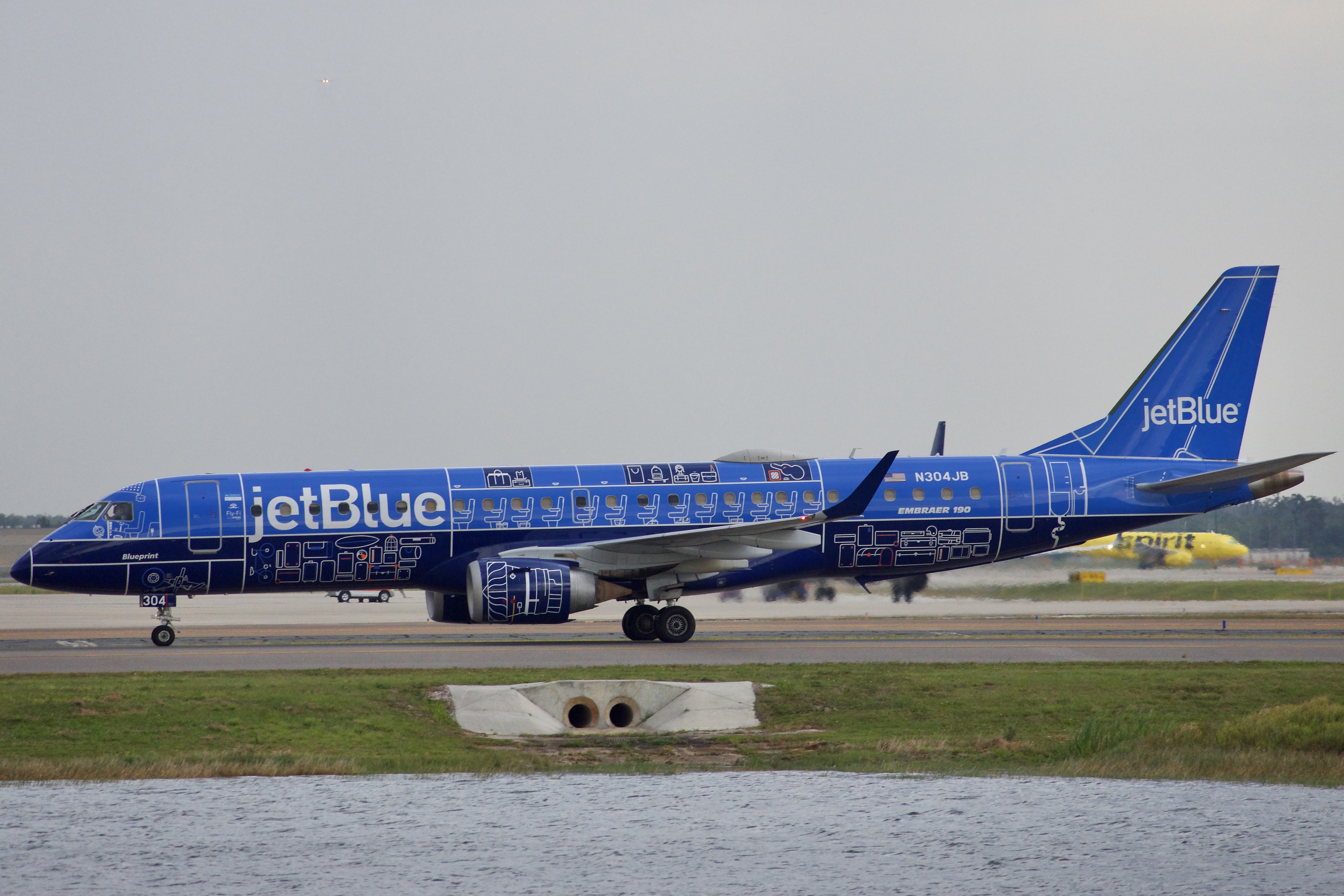 Full size: JetBlue Airways Embraer E190 N304JB at Orlando International Airport