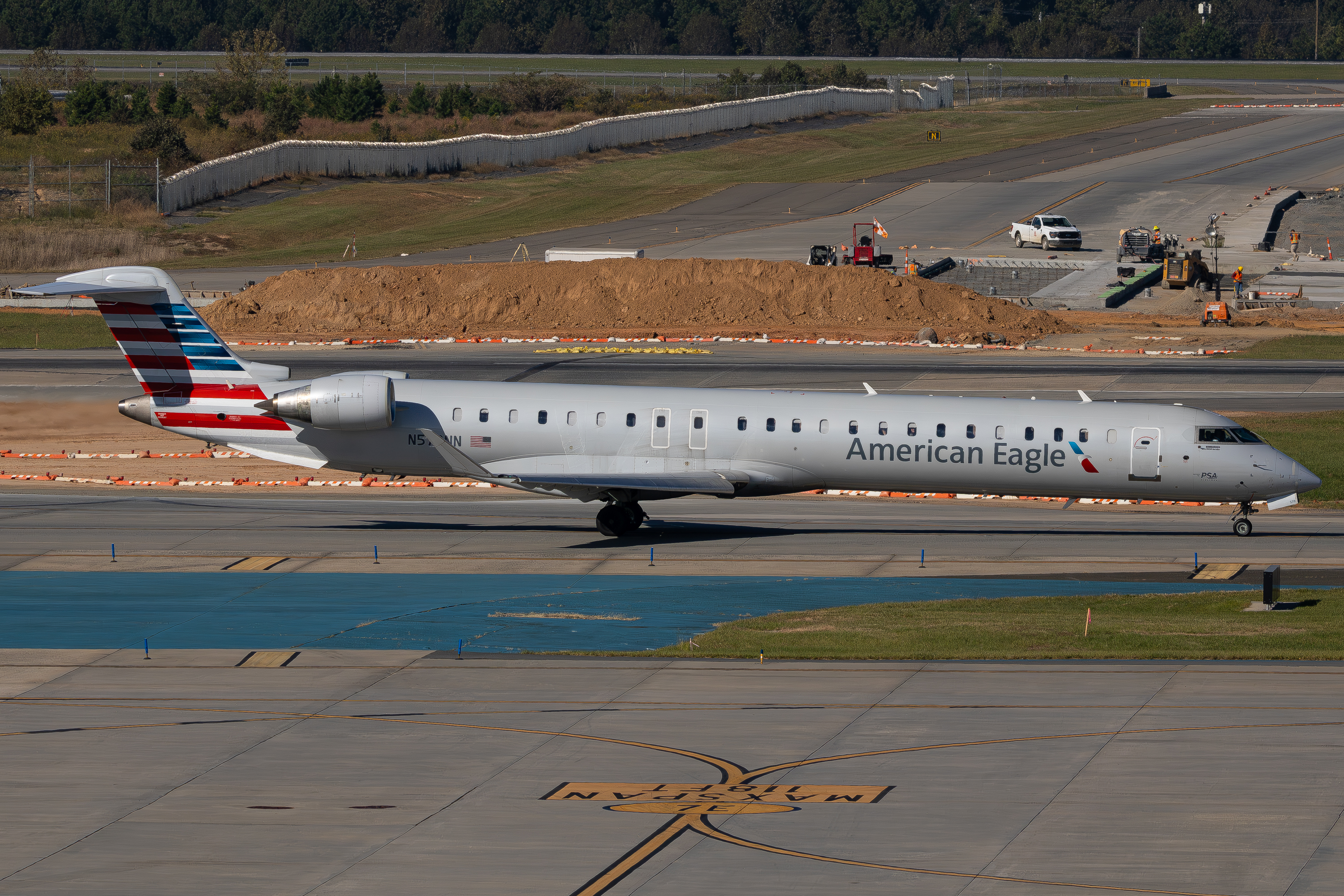 Full size: American Eagle Mitsubishi CRJ-900 N579NN at Charlotte/Douglas International Airport