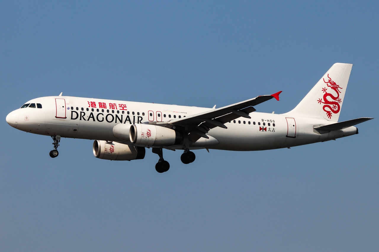 Full size: Cathay Dragon Airbus A320 B-HSG at Hong Kong International Airport