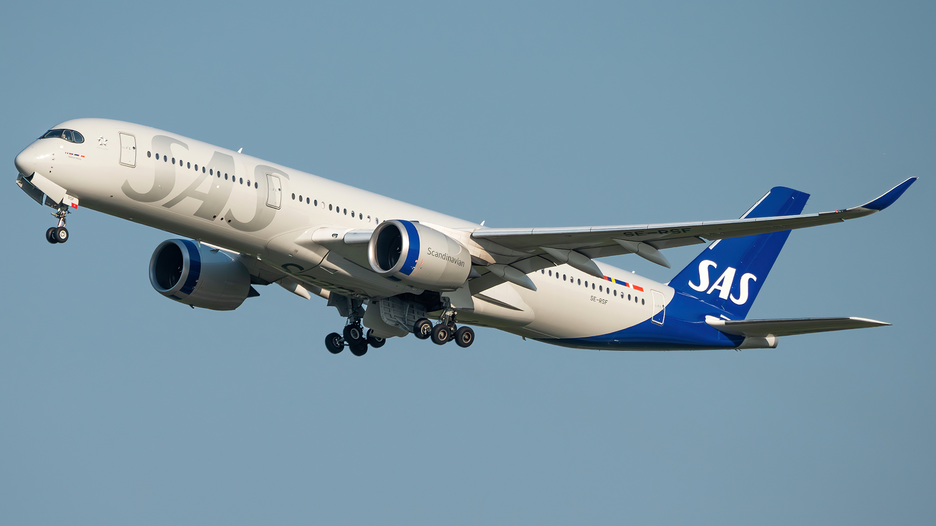 Full size: Scandinavian Airlines Airbus A350-900 SE-RSF at Washington Dulles International Airport