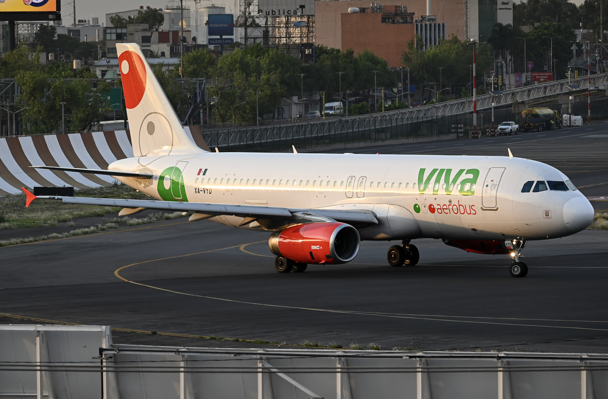Full size: VivaAerobus Airbus A320 XA-VYD at Mexico City International Airport