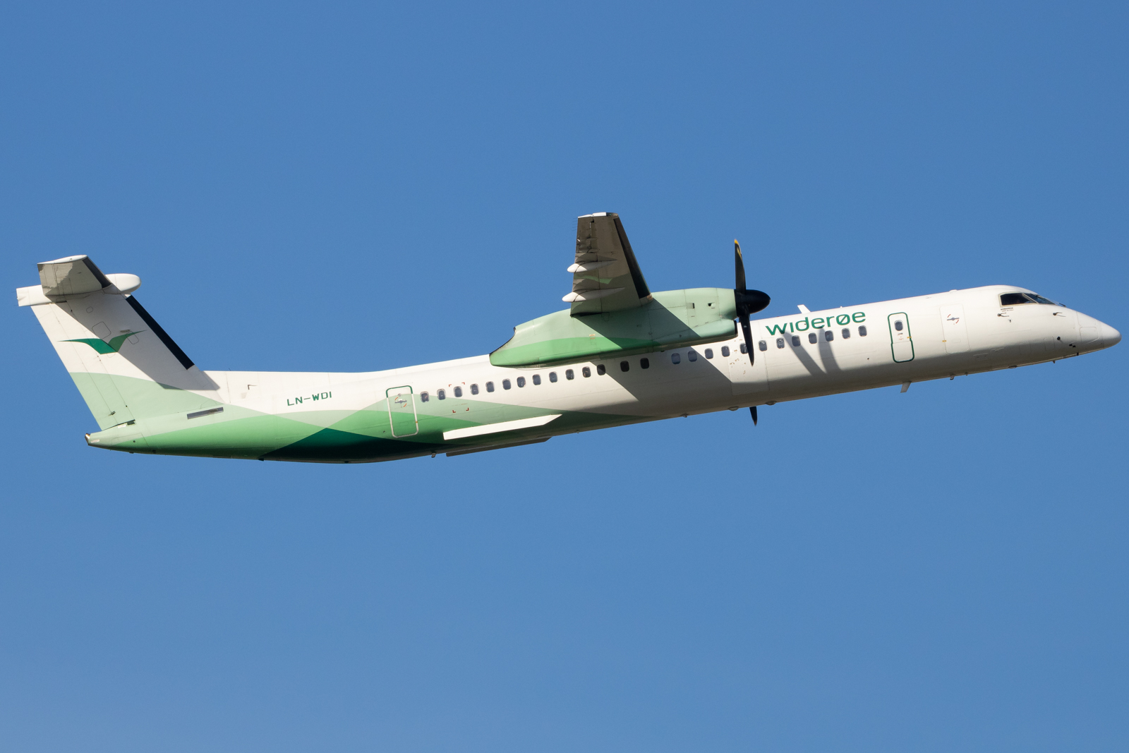 Full size: Widerøe De Havilland Dash-8 q400 LN-WDI at London Heathrow International Airport