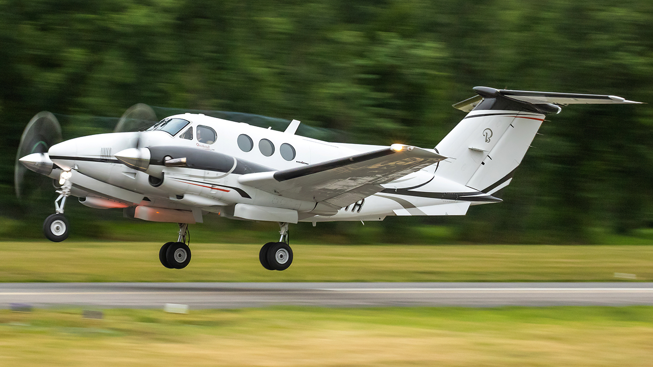 Full size: PRIVATE Beechcraft King Air F90 N321TR at College Park Airport