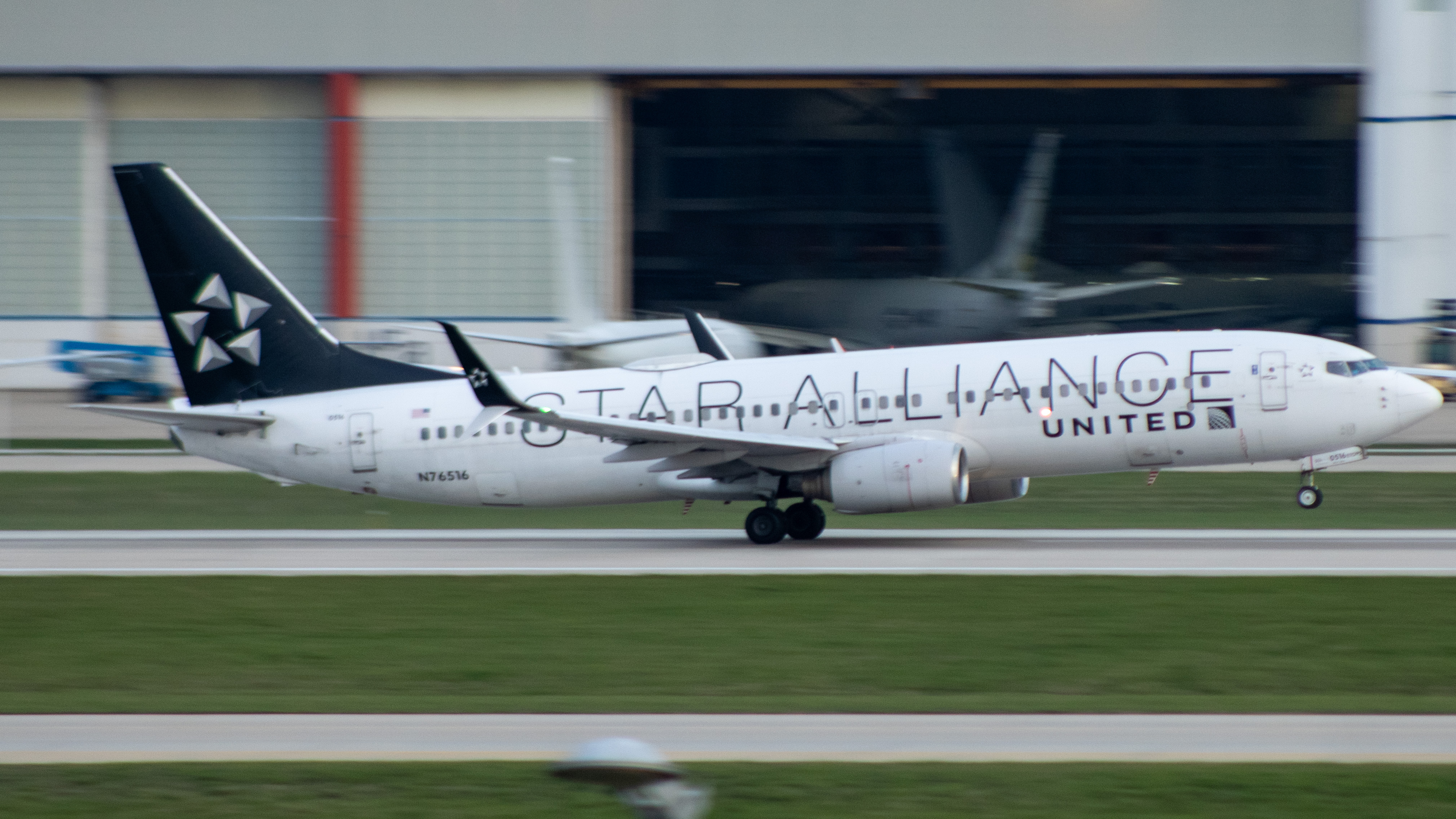 Full size: United Airlines Boeing 737-800 N76516 at Indianapolis International Airport