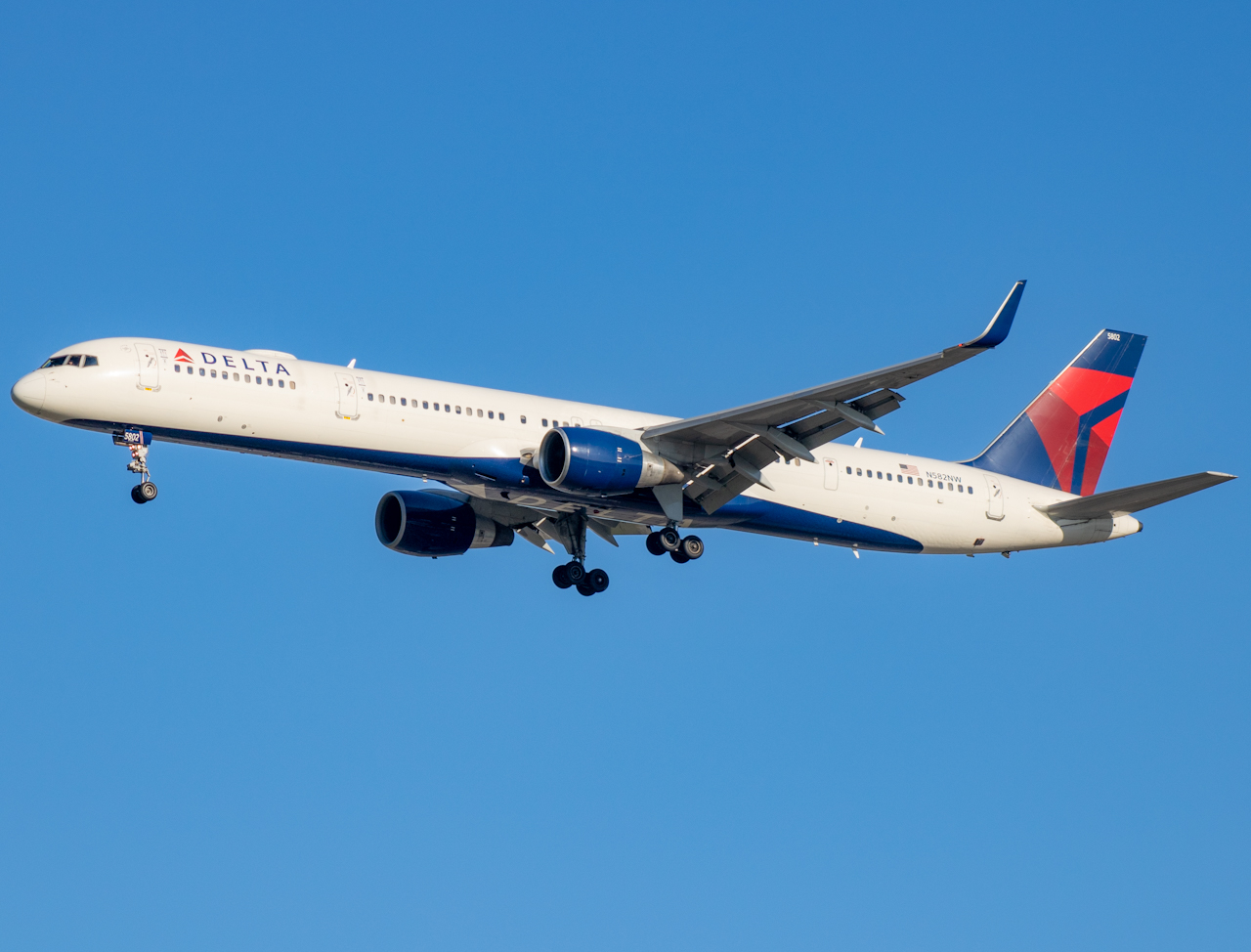 Full size: Delta Airlines Boeing 757-300 N582NW at Orlando International Airport