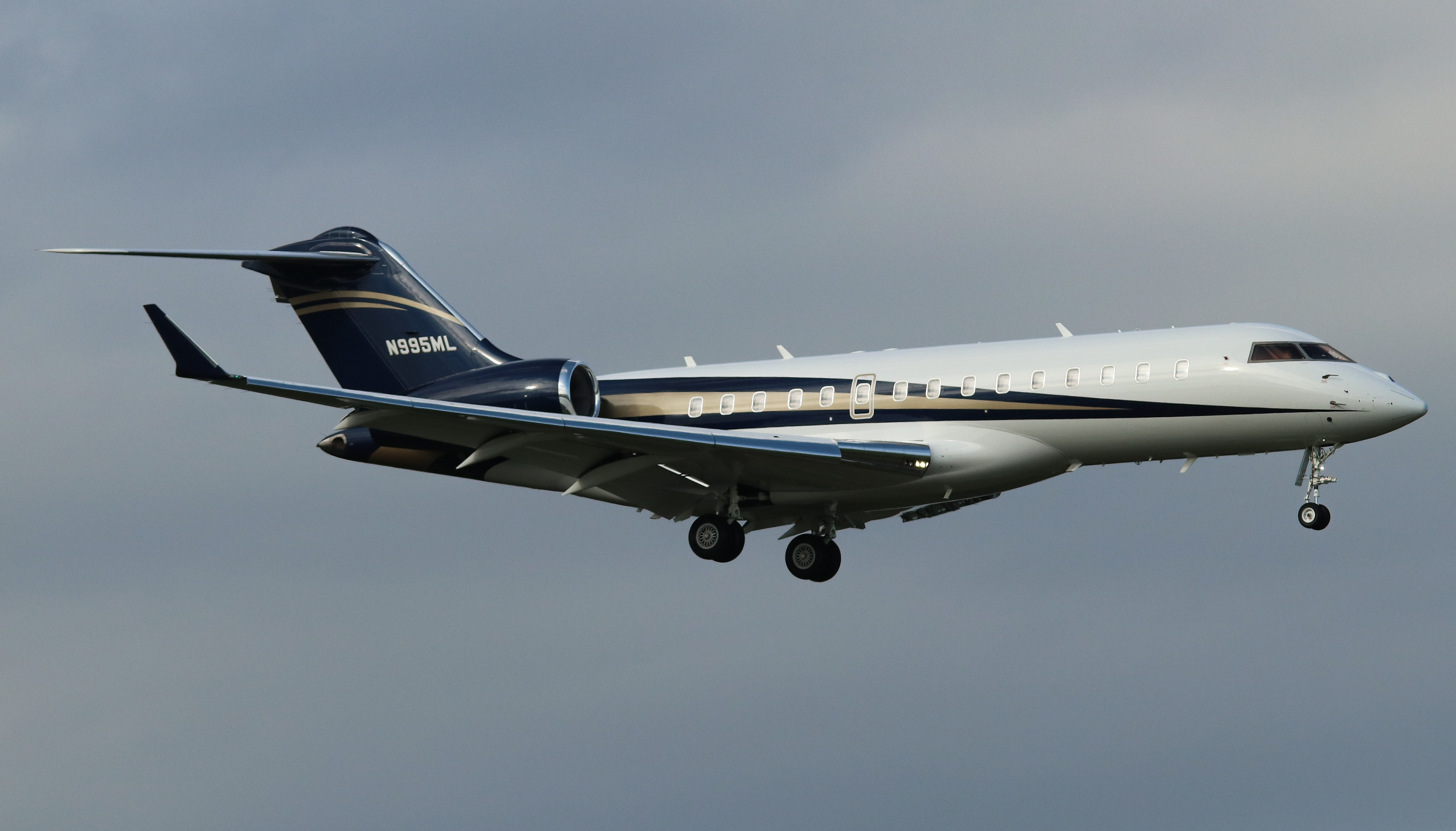 Full size: PRIVATE Bombardier Global Express 6000 N995ML at Martin State Airport