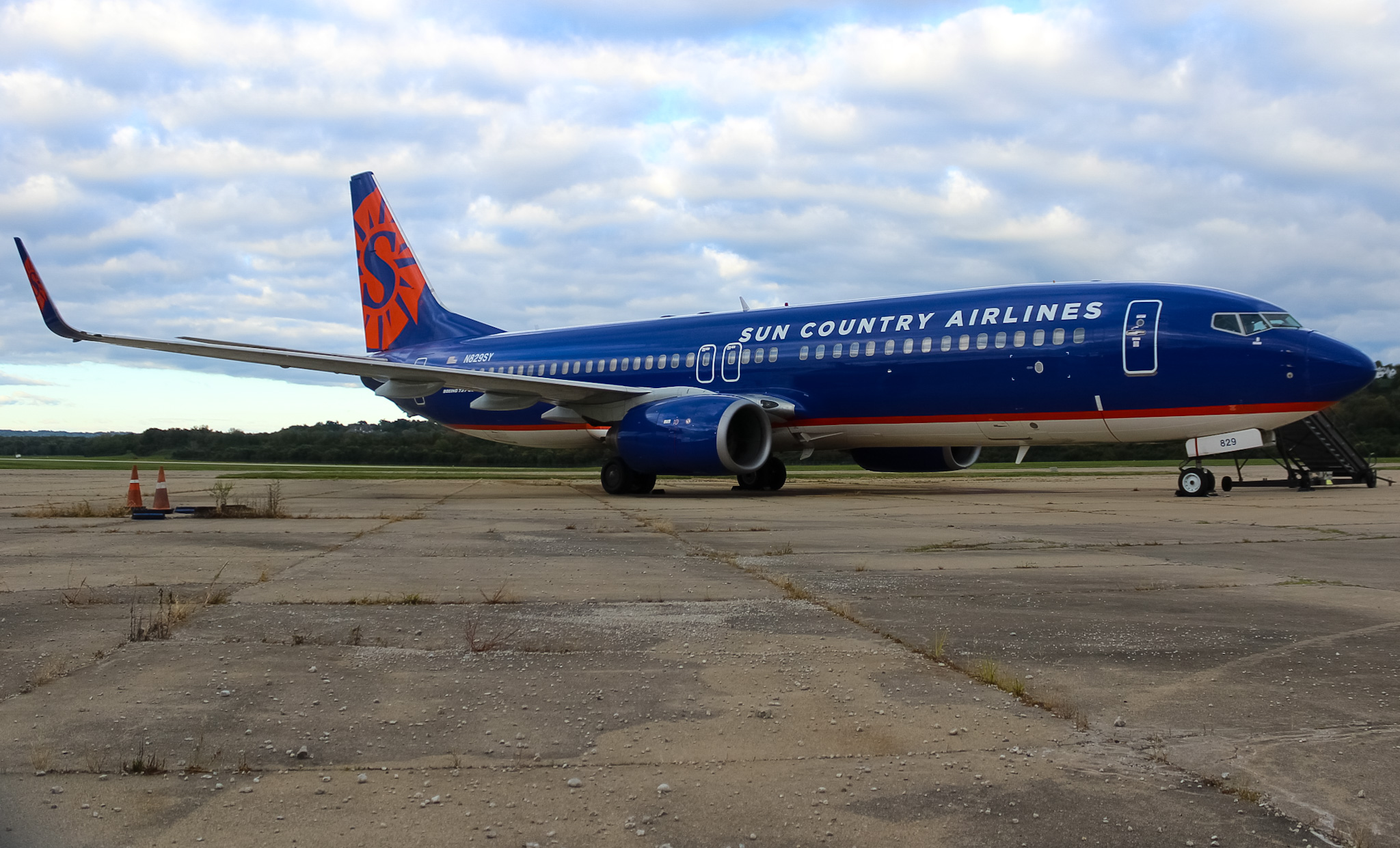 Full size: Sun Country Airlines Boeing 737-800 N829SY at Cincinnati Municipal Airport/Lunken Field
