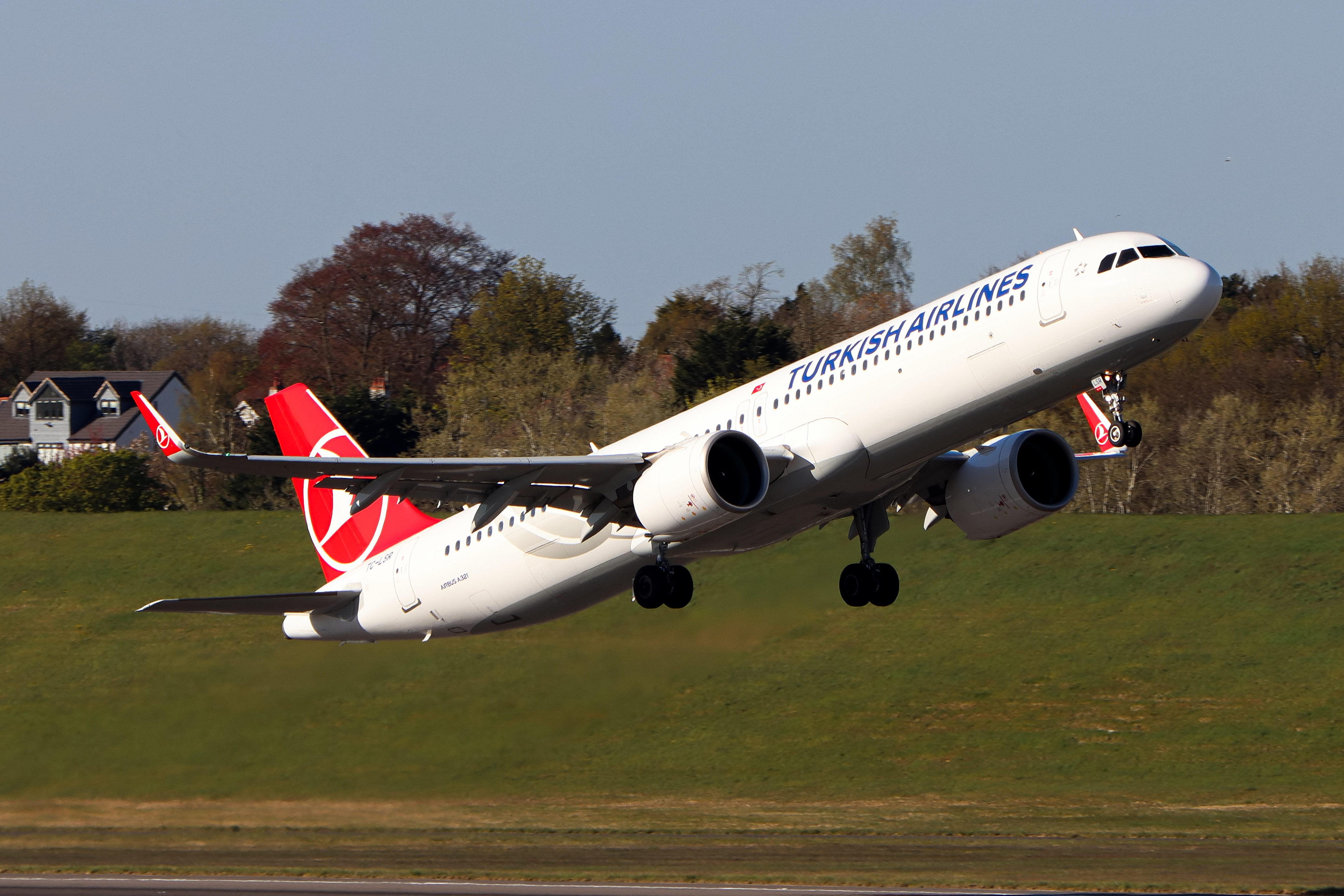 Full size: Turkish Airlines Airbus A321NEO TC-LSR at Birmingham Airport