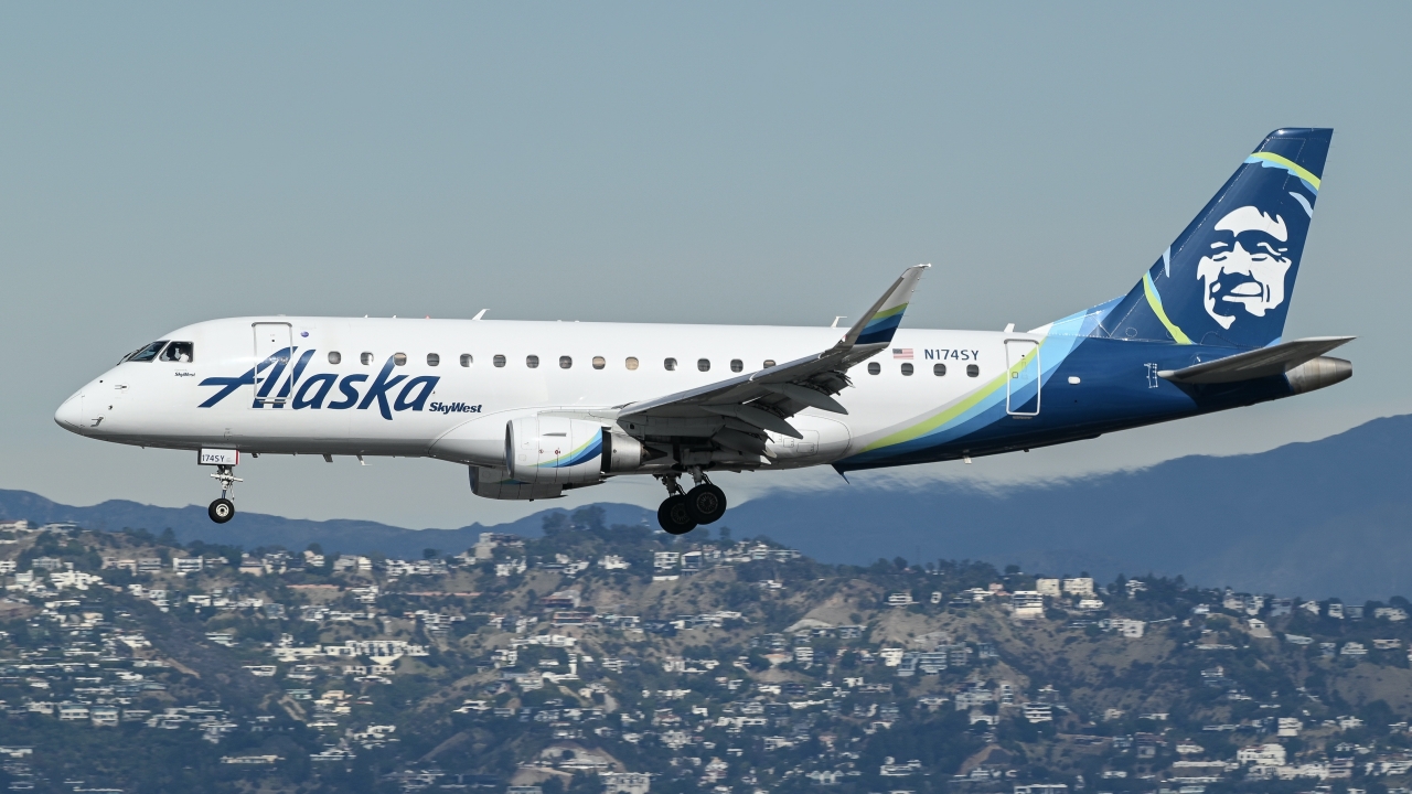 Full size: Alaska Airlines Embraer E175 N174SY at Los Angeles International Airport