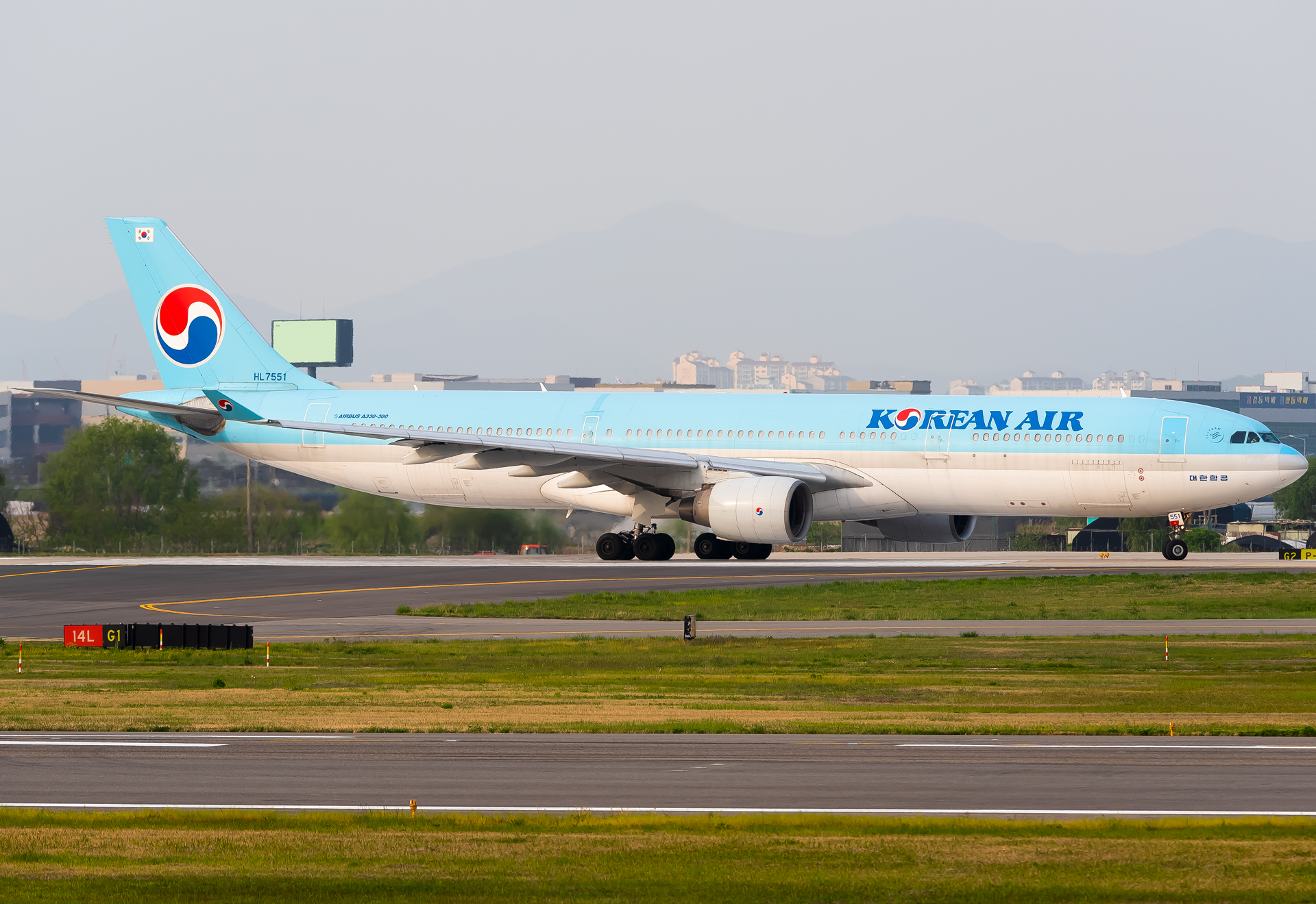 Full size: Korean Air Airbus A330-300 HL7551 at Seoul-Gimpo International Airport