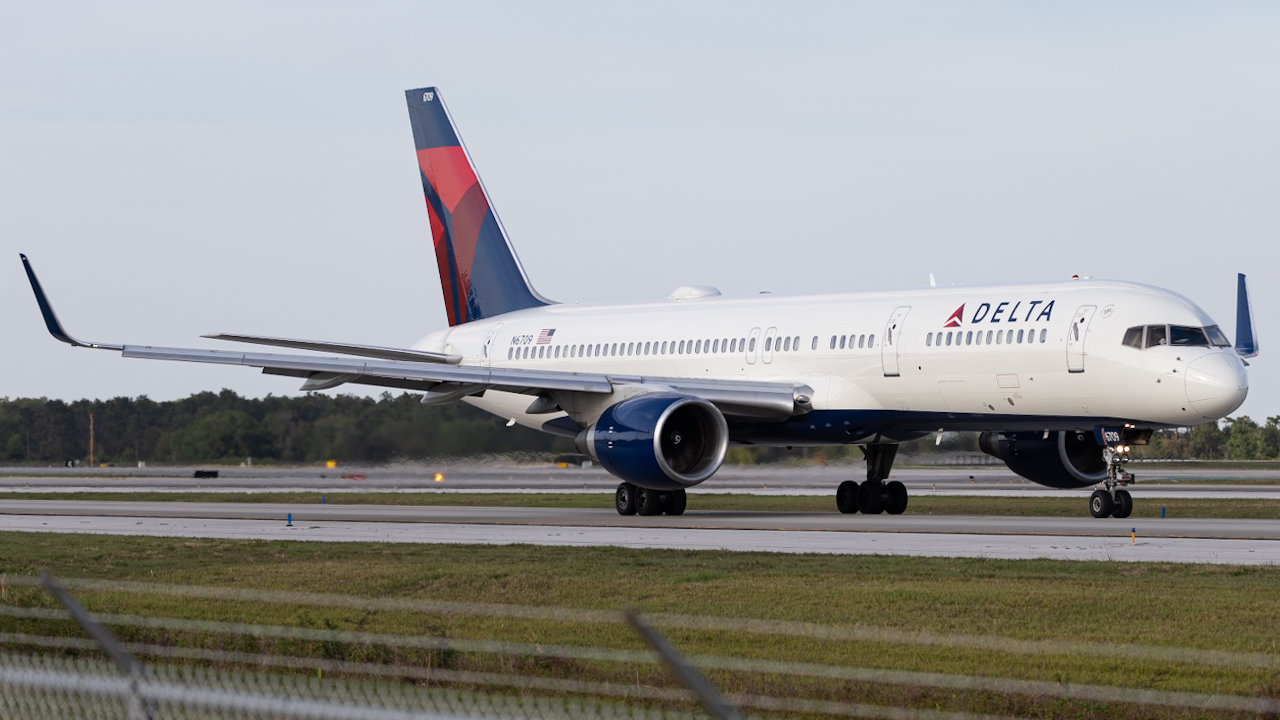Full size: Delta Airlines Boeing 757-200 N6709 at Orlando International Airport