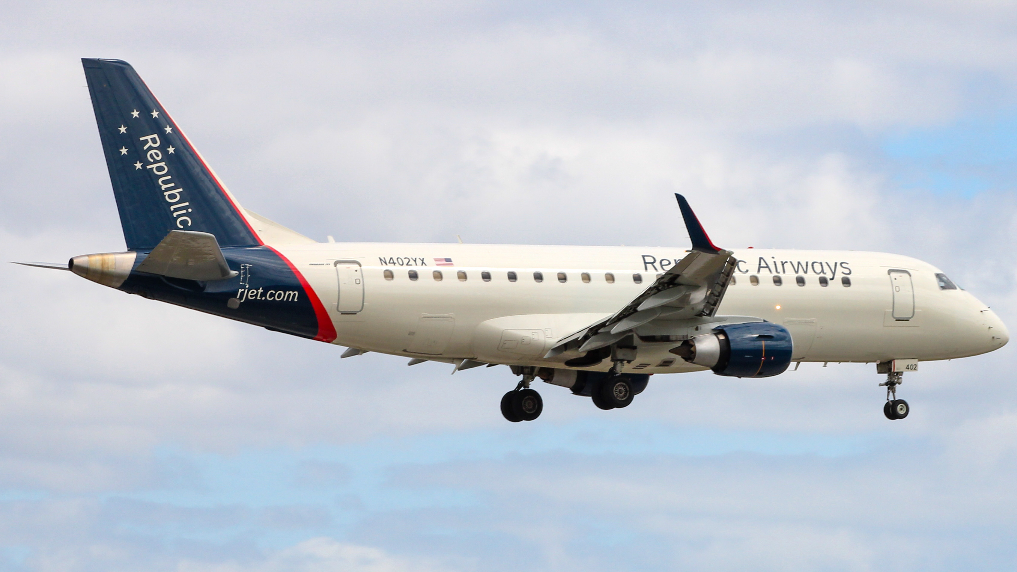 Full size: Republic Airways Embraer E175 N402YX at Miami International Airport