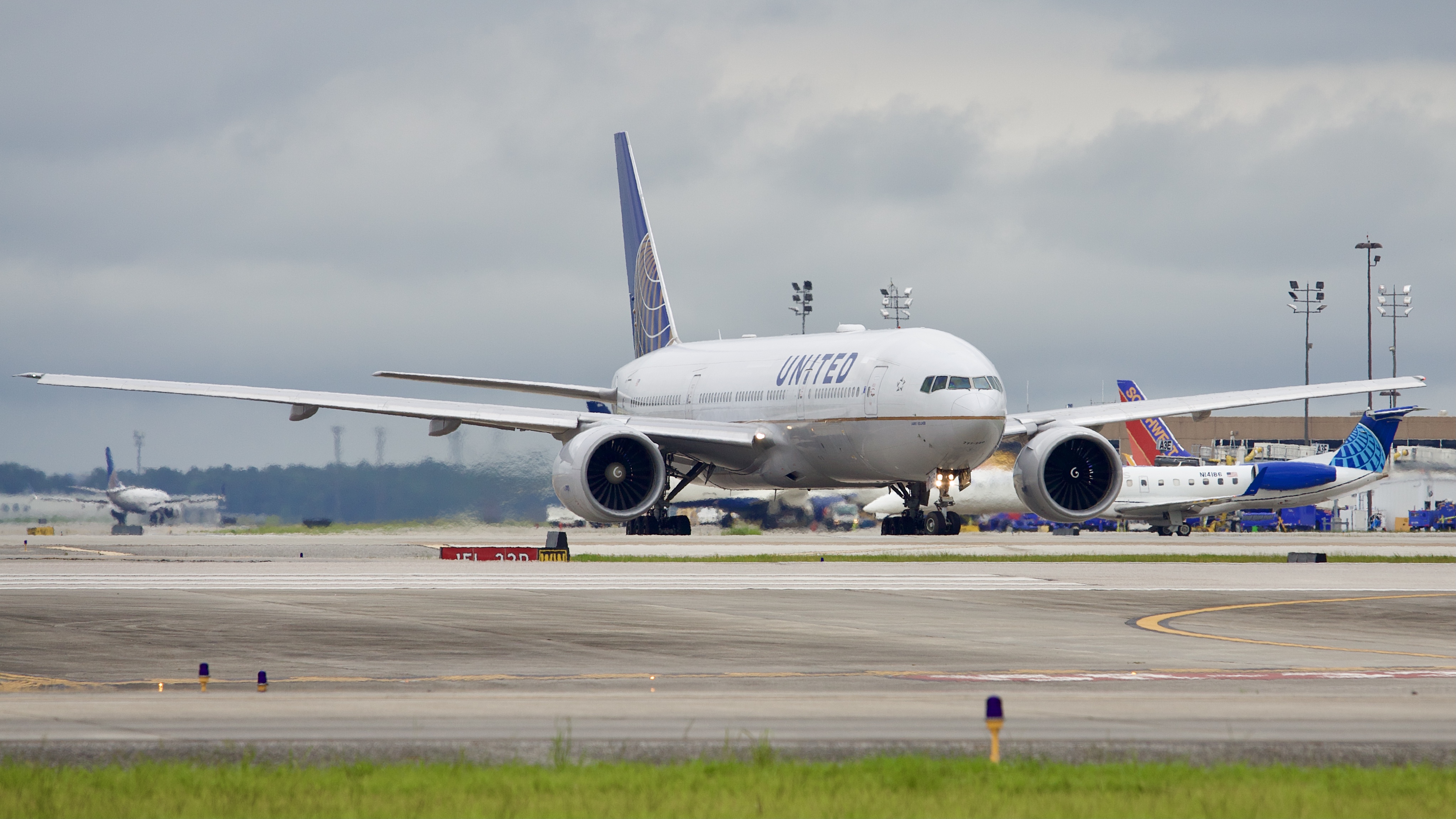 Full size: United Airlines Boeing 777-200ER N77019 at Houston-George Bush Intercontinental Airport