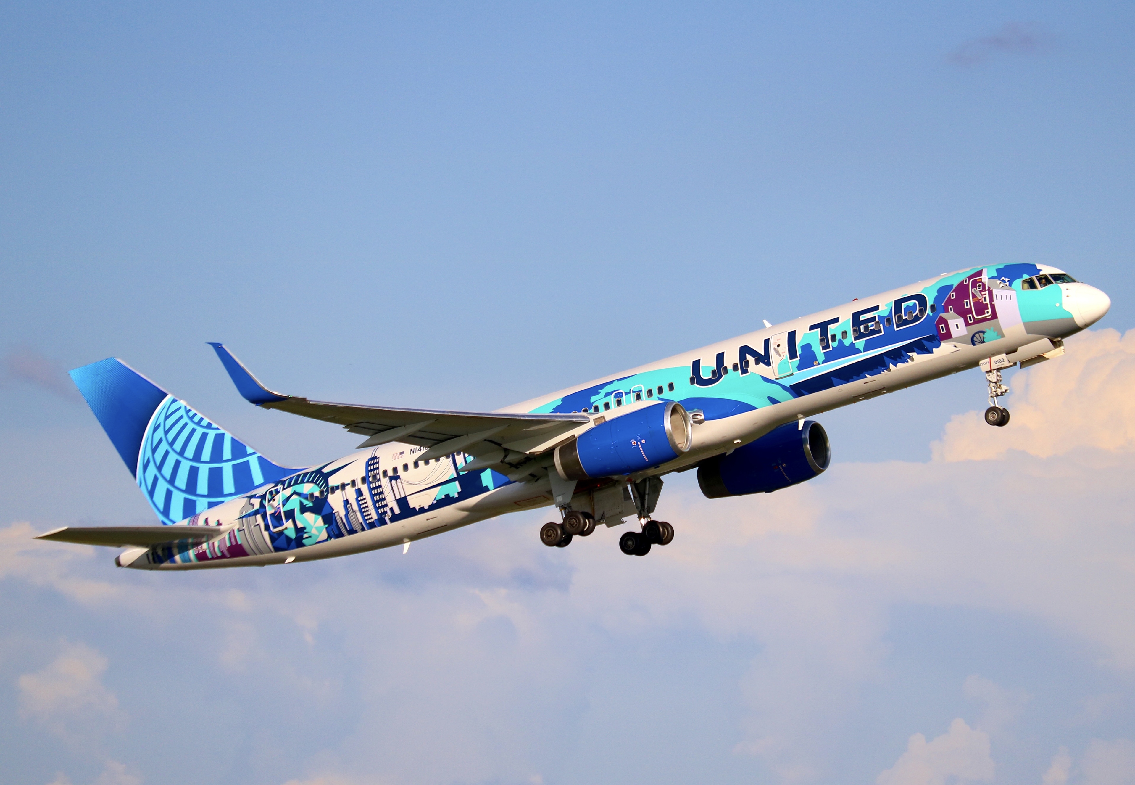 Full size: United Airlines Boeing 757-200 N14102 at Greensboro Piedmont Triad International Airport