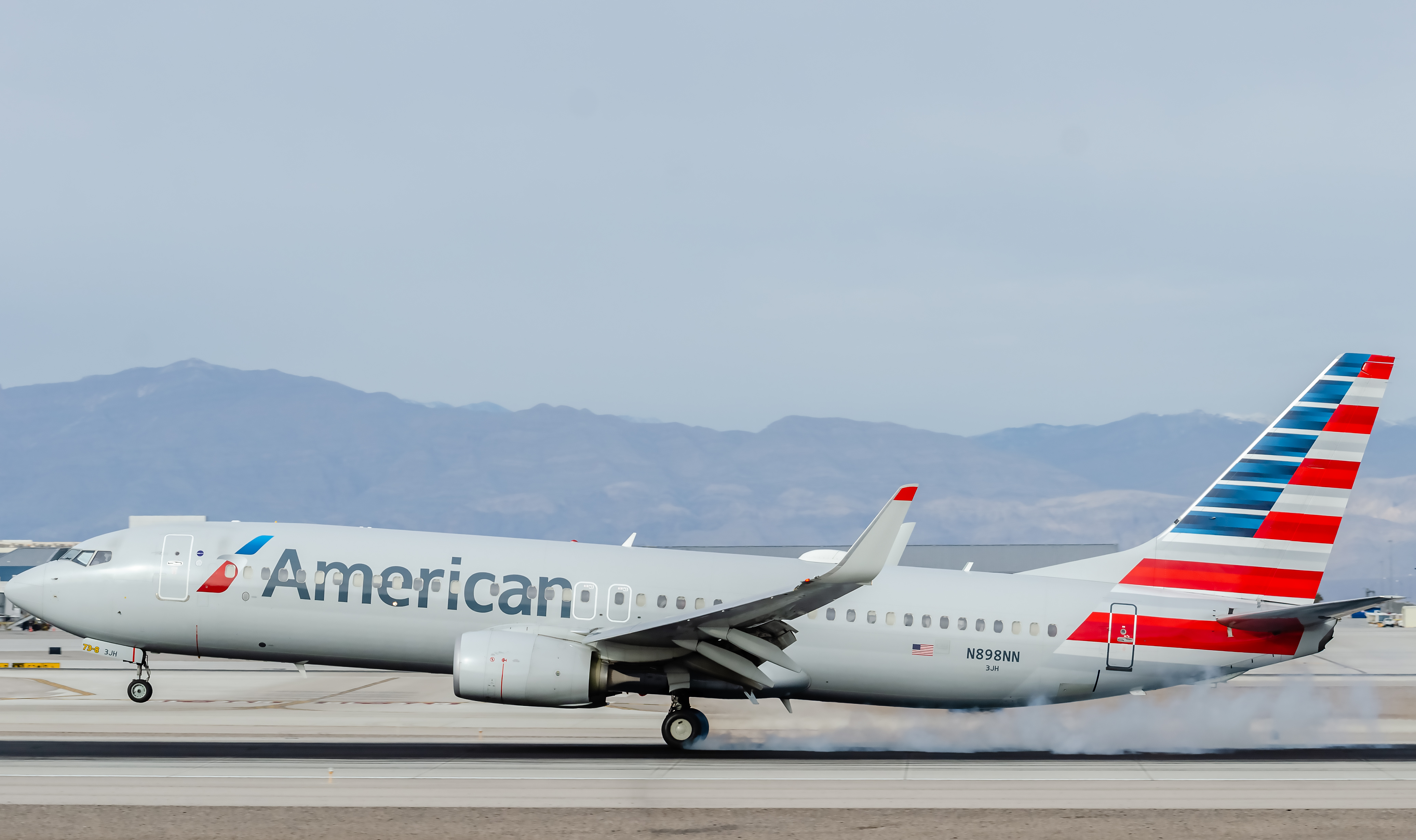 Full size: American Airlines Boeing 737-800 N898NN at Harry Reid International Airport