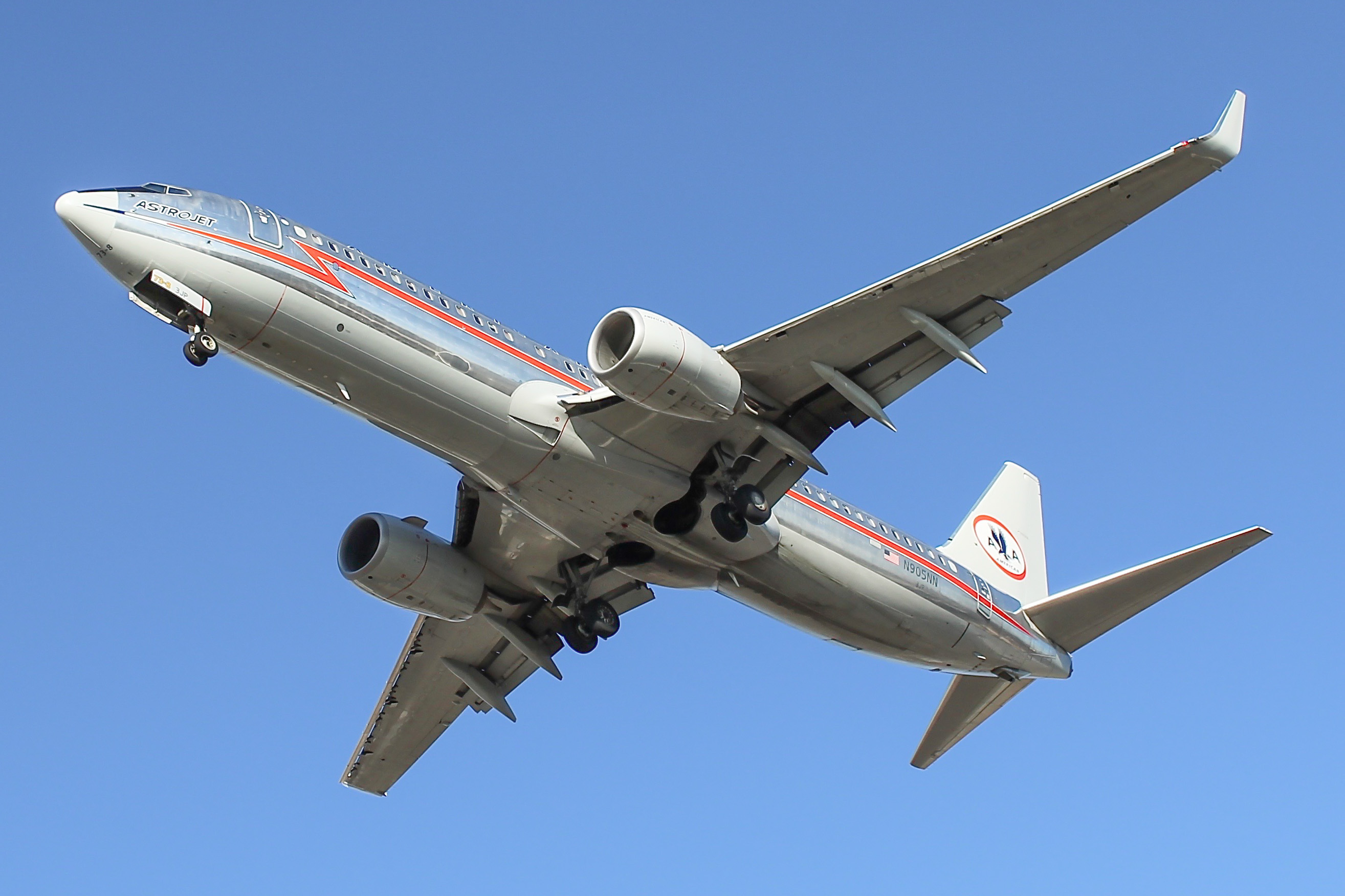 Full size: American Airlines Boeing 737-800 N905NN at General Mitchell International Airport