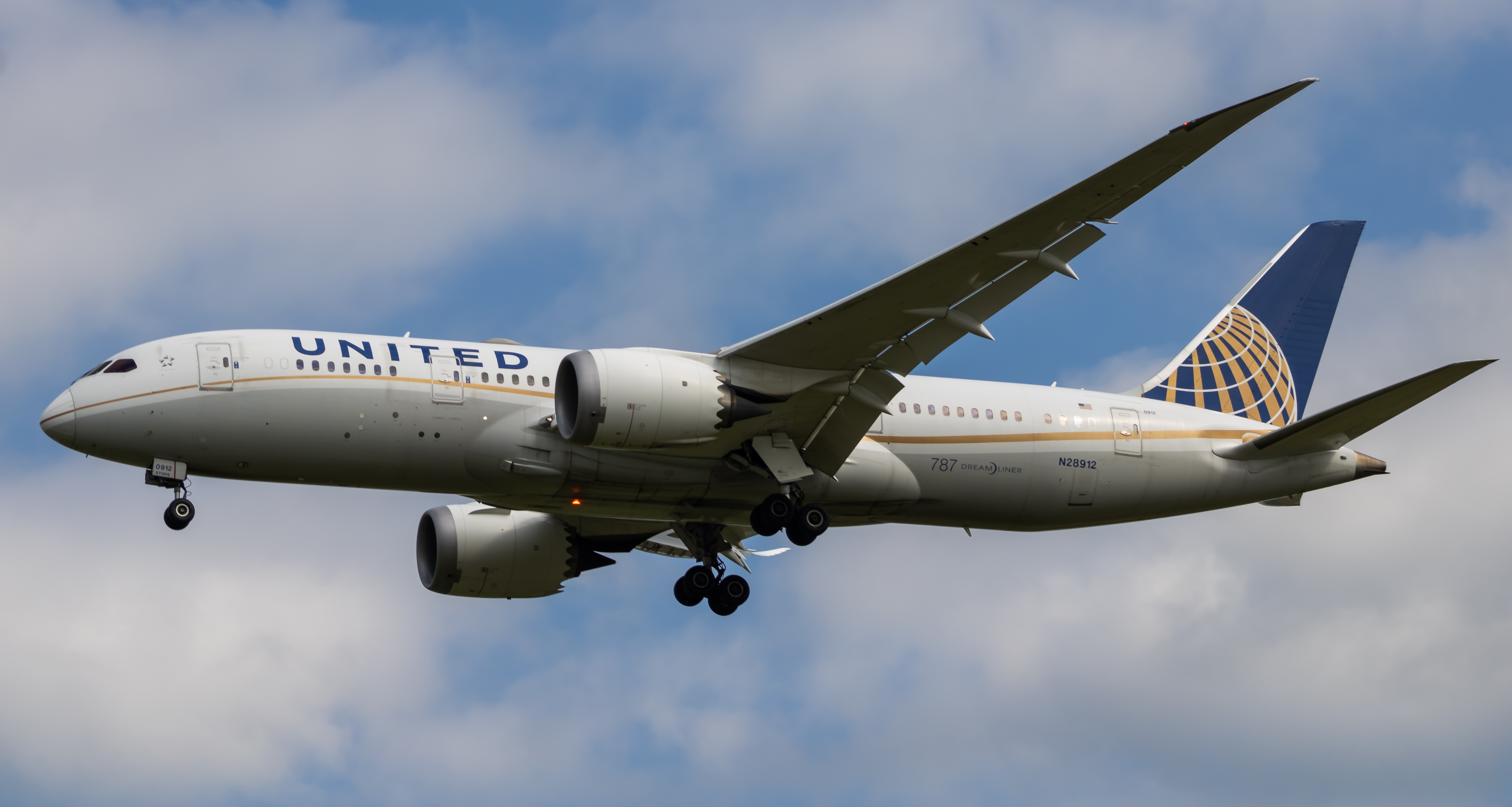 Full size: United Airlines Boeing 787-8 N28912 at Washington Dulles International Airport
