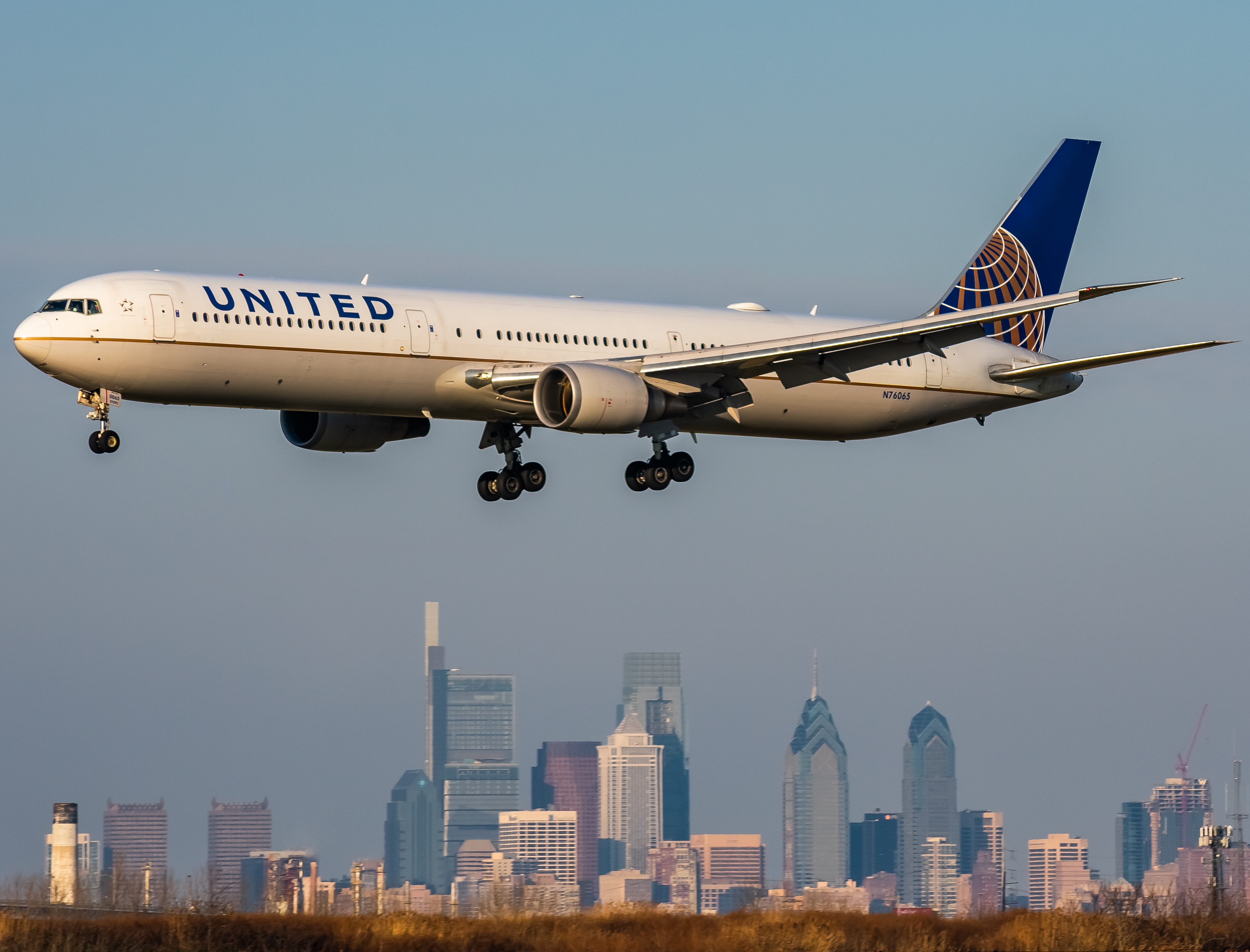 Full size: United Airlines Boeing 767-400 N76065 at Philadelphia International Airport