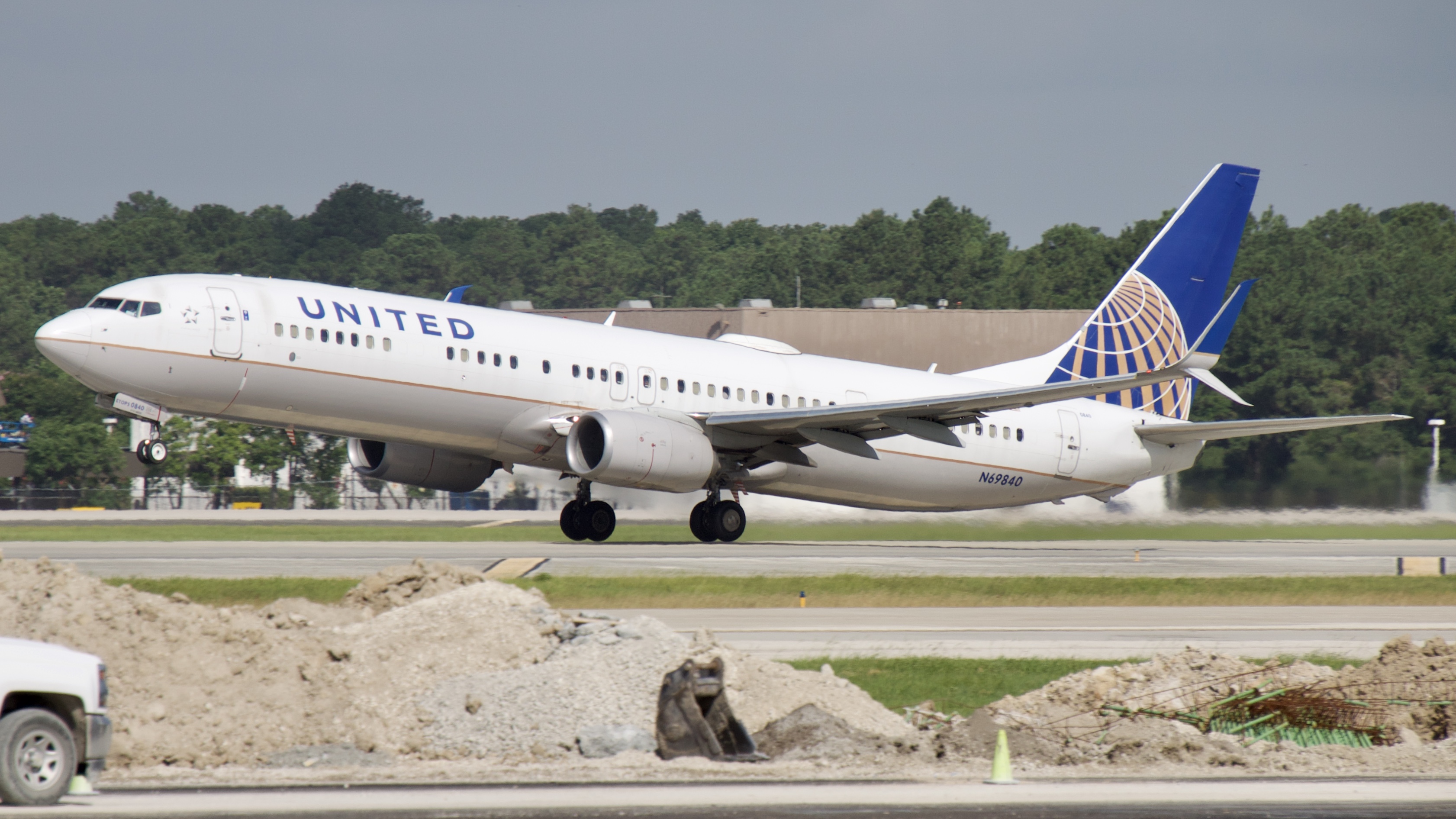 Full size: United Airlines Boeing 737-900ER N69840 at Houston-George Bush Intercontinental Airport